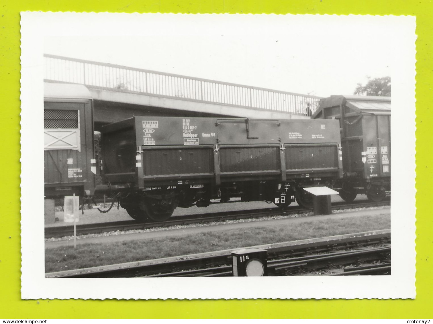 PHOTO TRAIN Wagon Tombereau Basculant WAGEN Hubkipper De La DB Dans Les Années 60 - Eisenbahnen