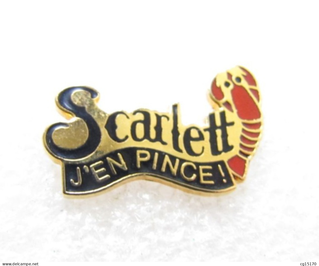 PIN'S    SCARLETT  J'EN PINCE    ROUGE   Email Grand Feu - Autres & Non Classés