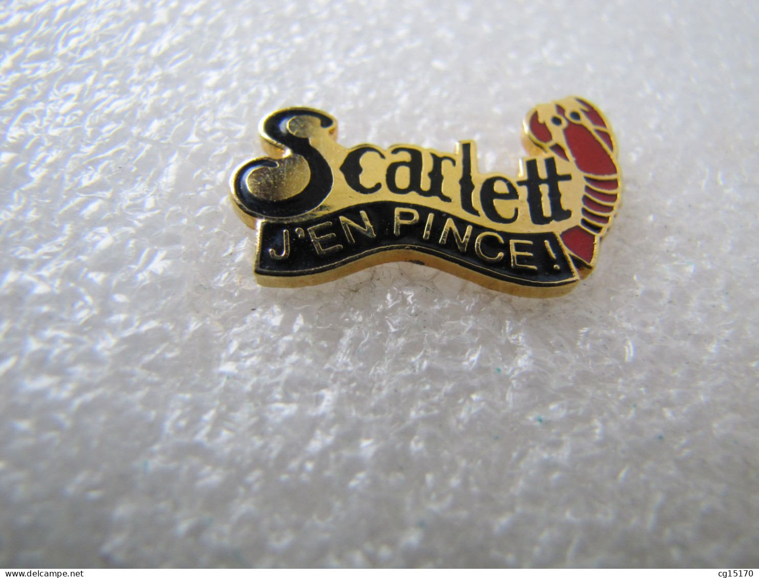 PIN'S    SCARLETT  J'EN PINCE    ROUGE   Email Grand Feu - Other & Unclassified