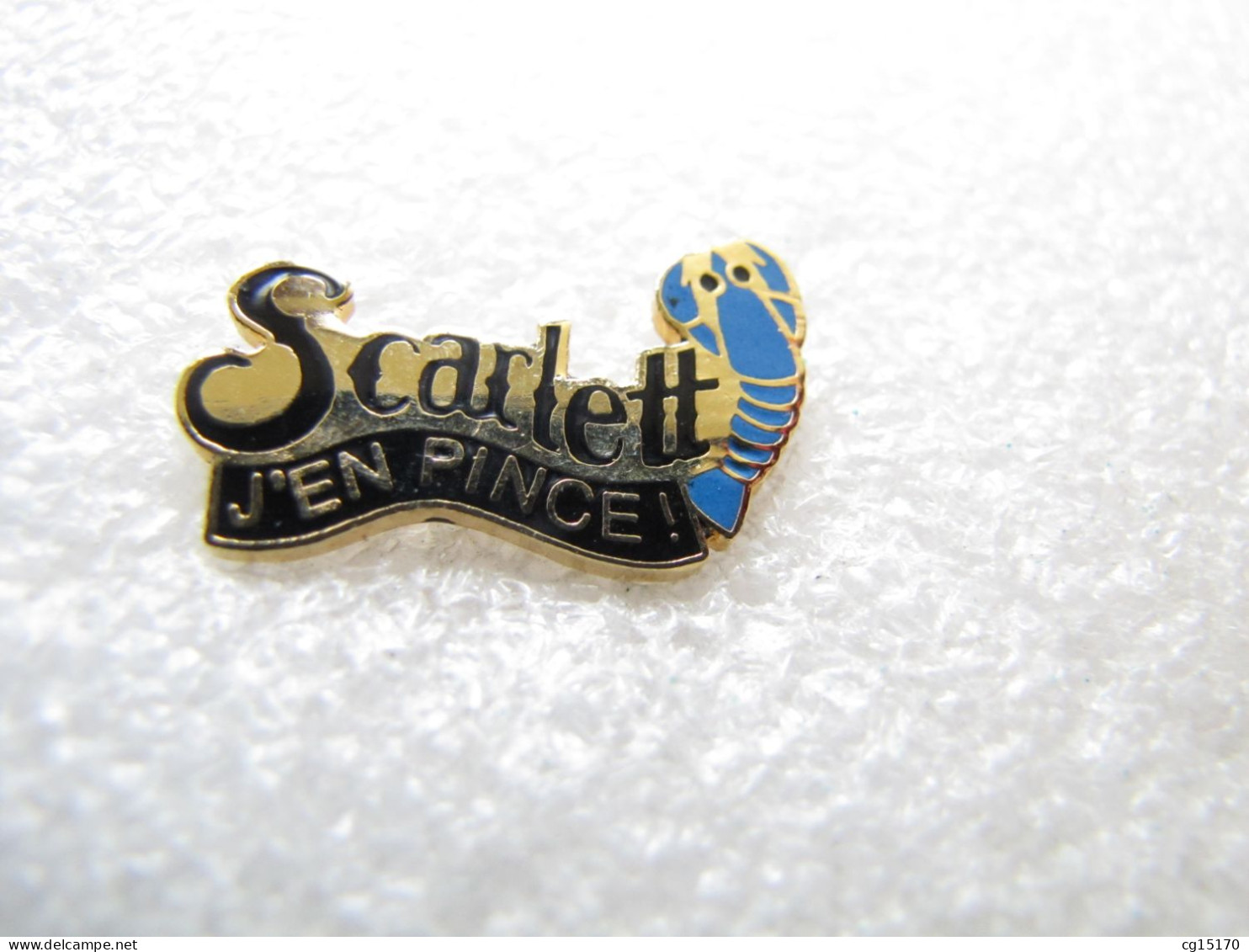 PIN'S    SCARLETT  J'EN PINCE    BLEU     Email Grand Feu - Altri & Non Classificati