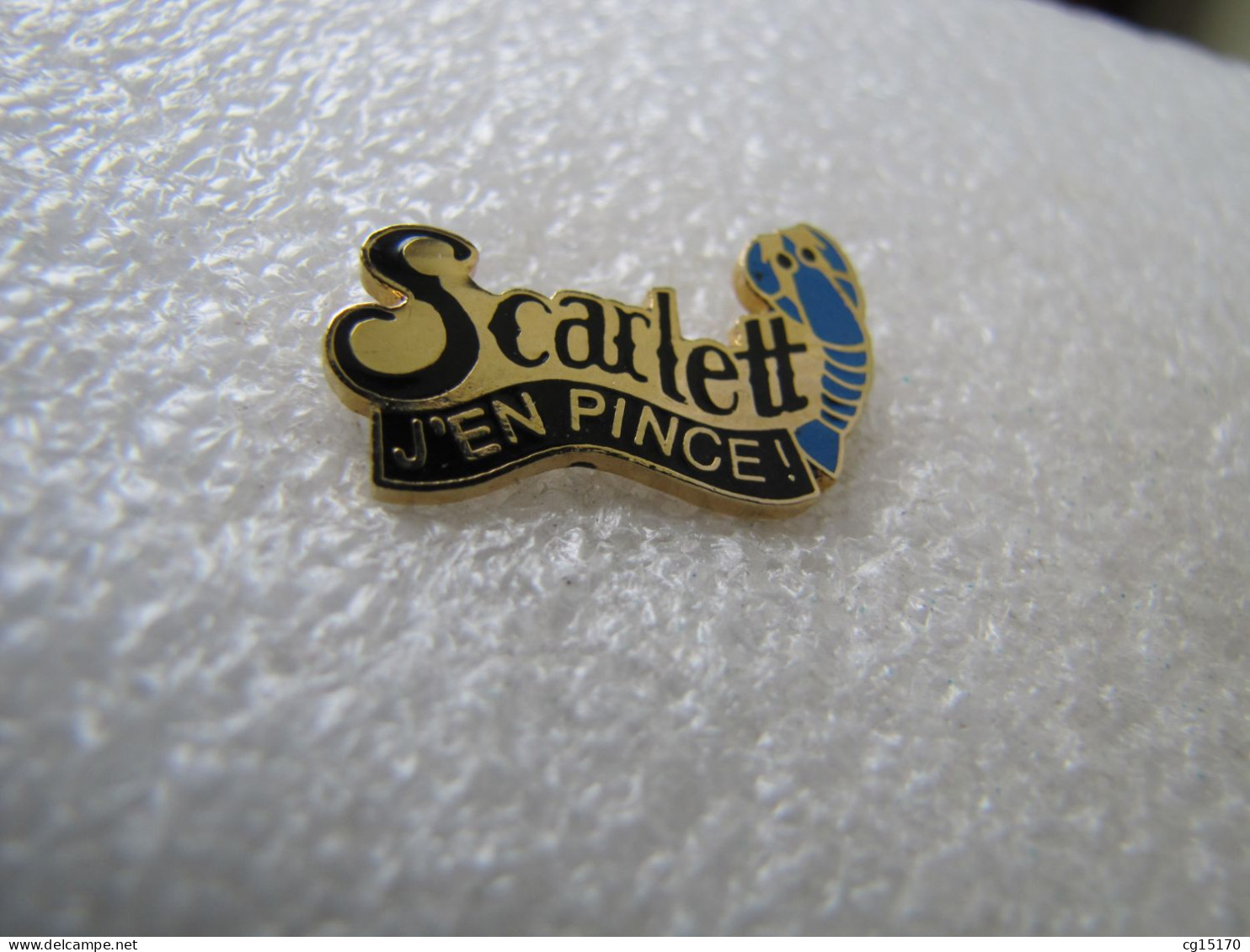 PIN'S    SCARLETT  J'EN PINCE    BLEU     Email Grand Feu - Other & Unclassified