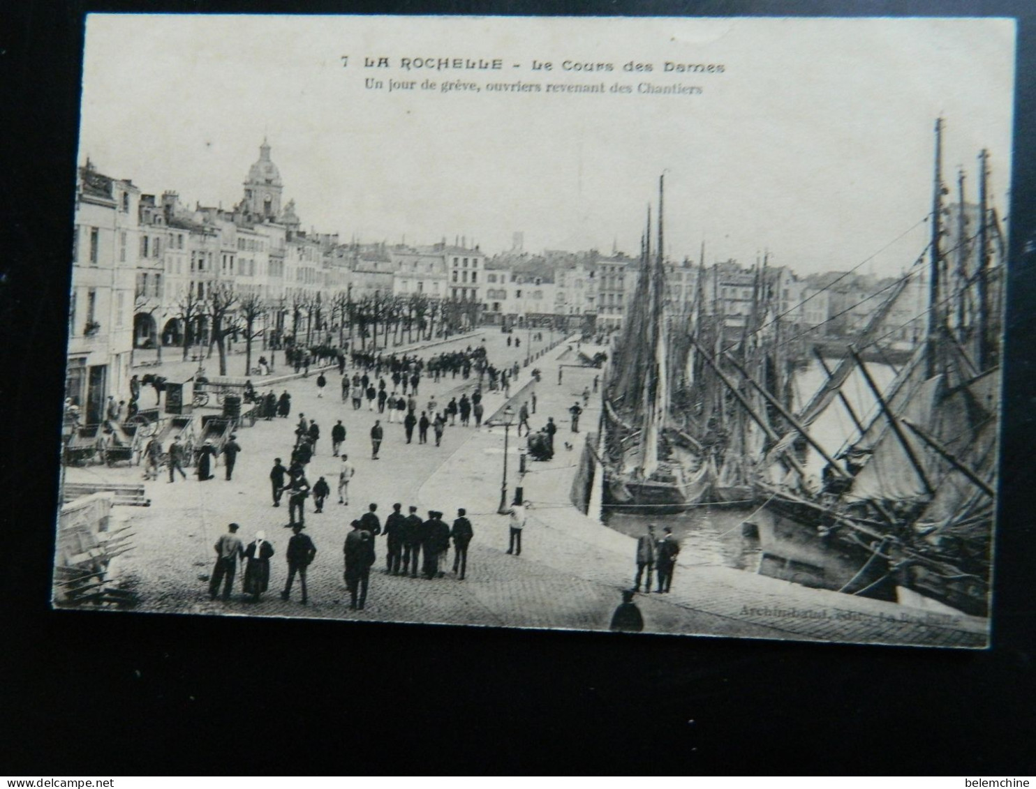 LA ROCHELLE                    LE COURS DES DAMES  UN JOUR DE GREVE  LES OUVRIERS REVENANT DES CHANTIERS - La Rochelle