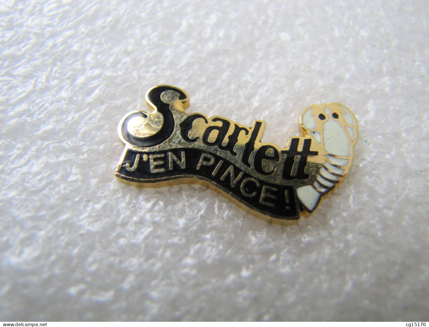 PIN'S    SCARLETT  J'EN PINCE    BLANC     Email Grand Feu - Other & Unclassified