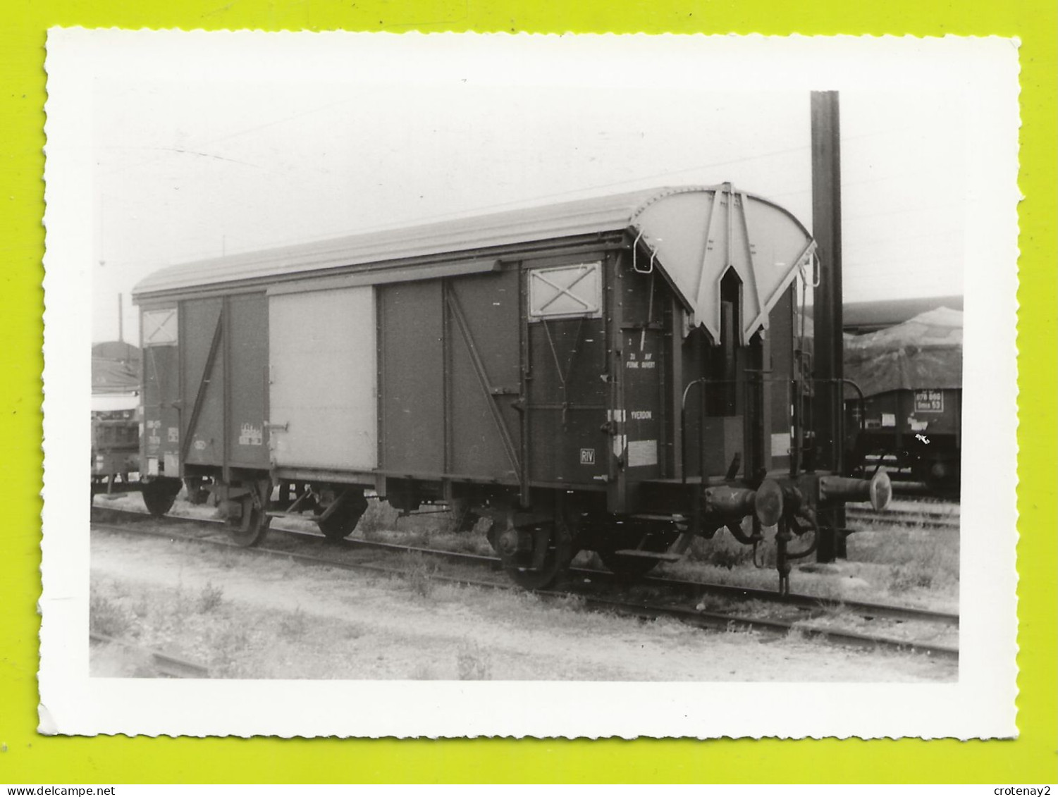 PHOTO TRAIN Wagon Couvert Suisse Marqué YVERDON Avec Toit Basculant Et Passerelle Dans Les Années 60 - Treinen