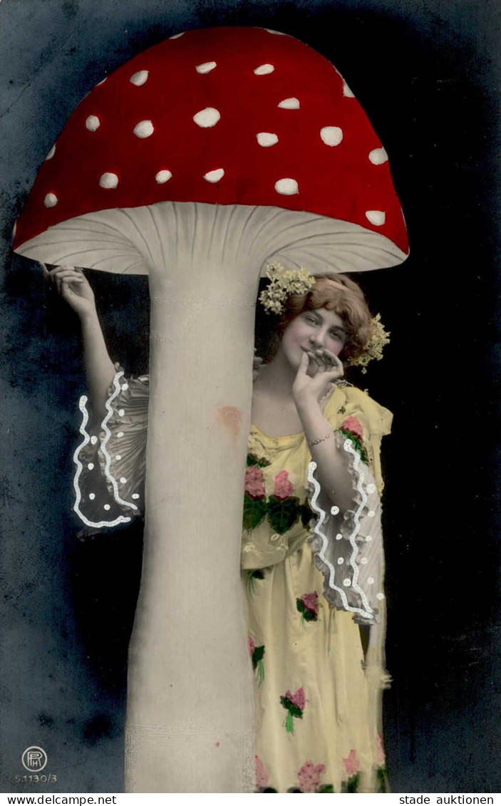 Fotomontage Frau Hinter Pilz Bemalt I- II (Ecken Leicht Gestossen) Photo Montage - Photographie