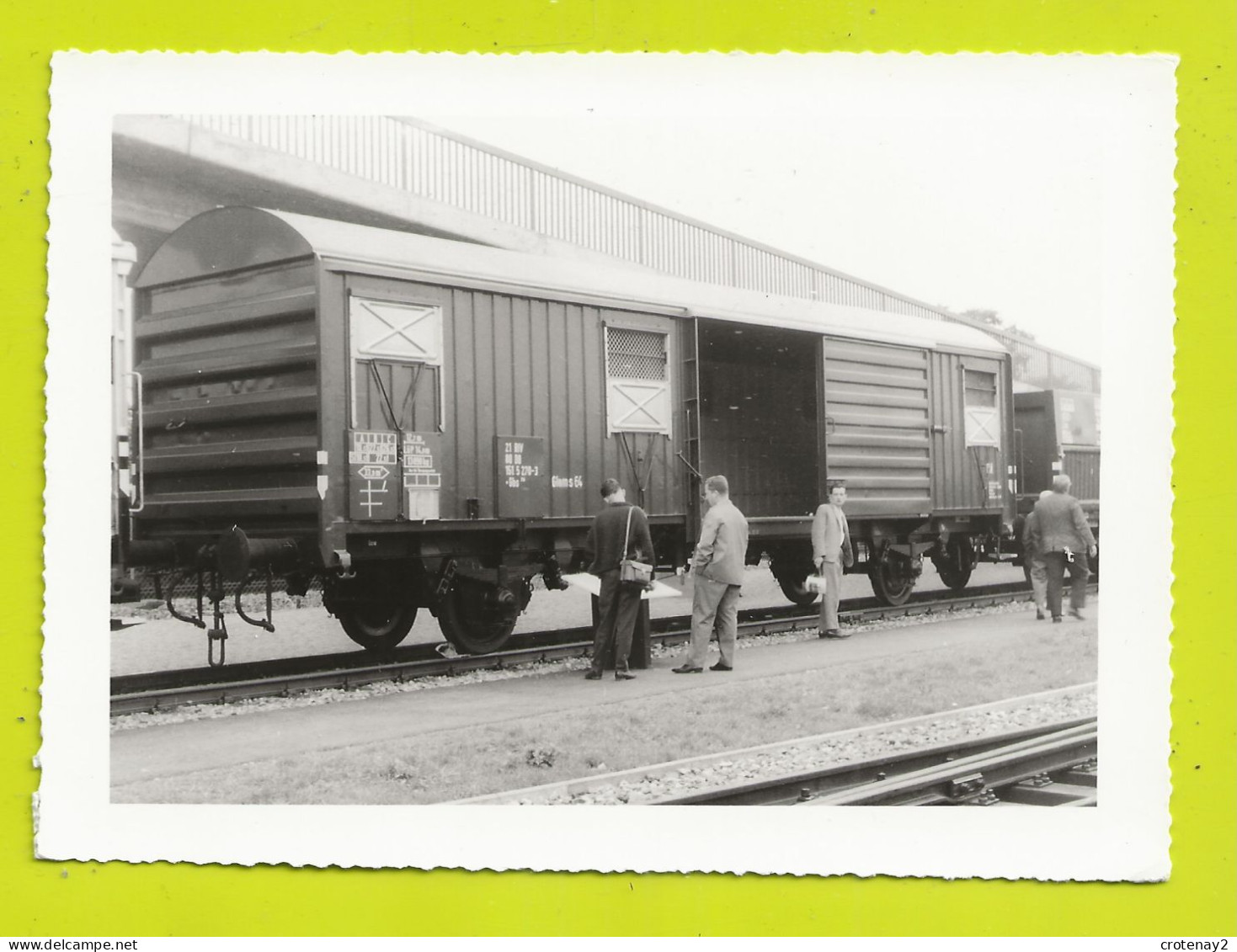 PHOTO TRAIN Wagon Couvert Métallique WAGEN De La DB Porte Ouverte Dans Les Années 60 - Treni