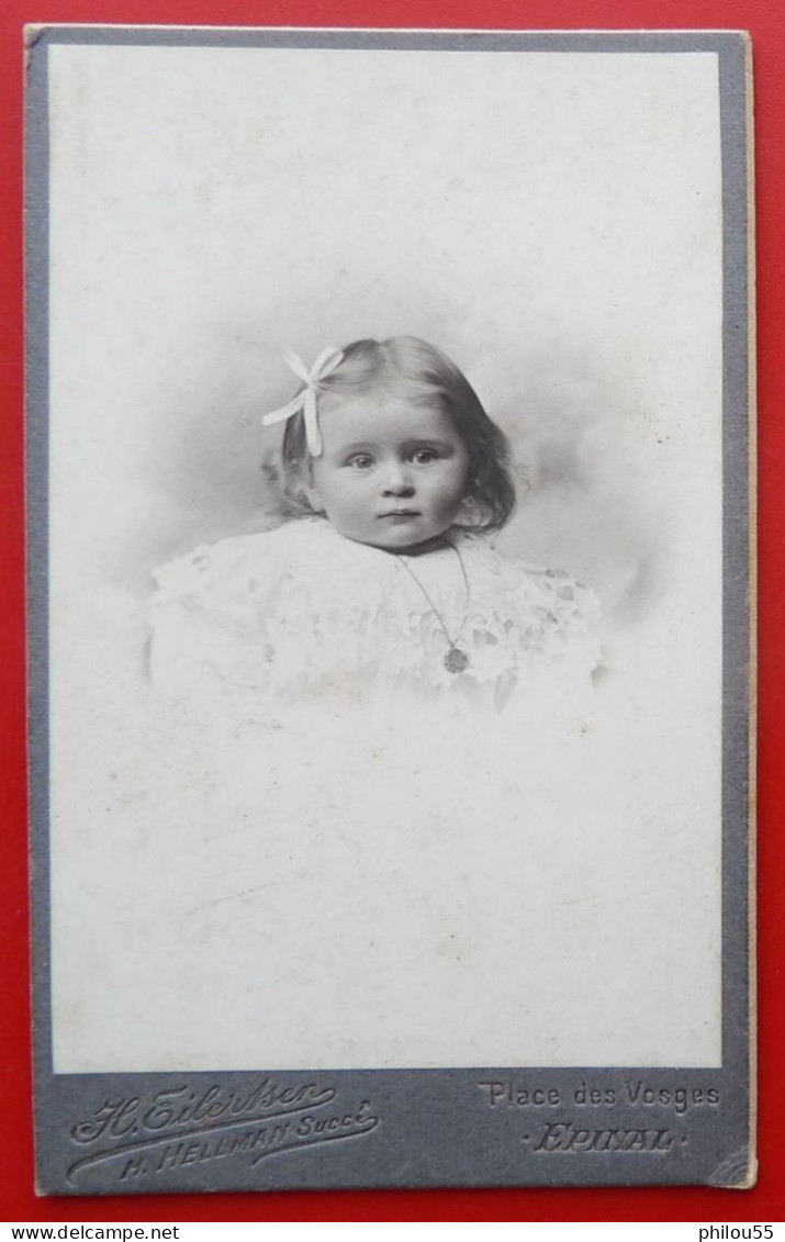 Photo  CDV Petit Format H Eilertsen 88 EPINAL Fillette Medaille - Persone Anonimi