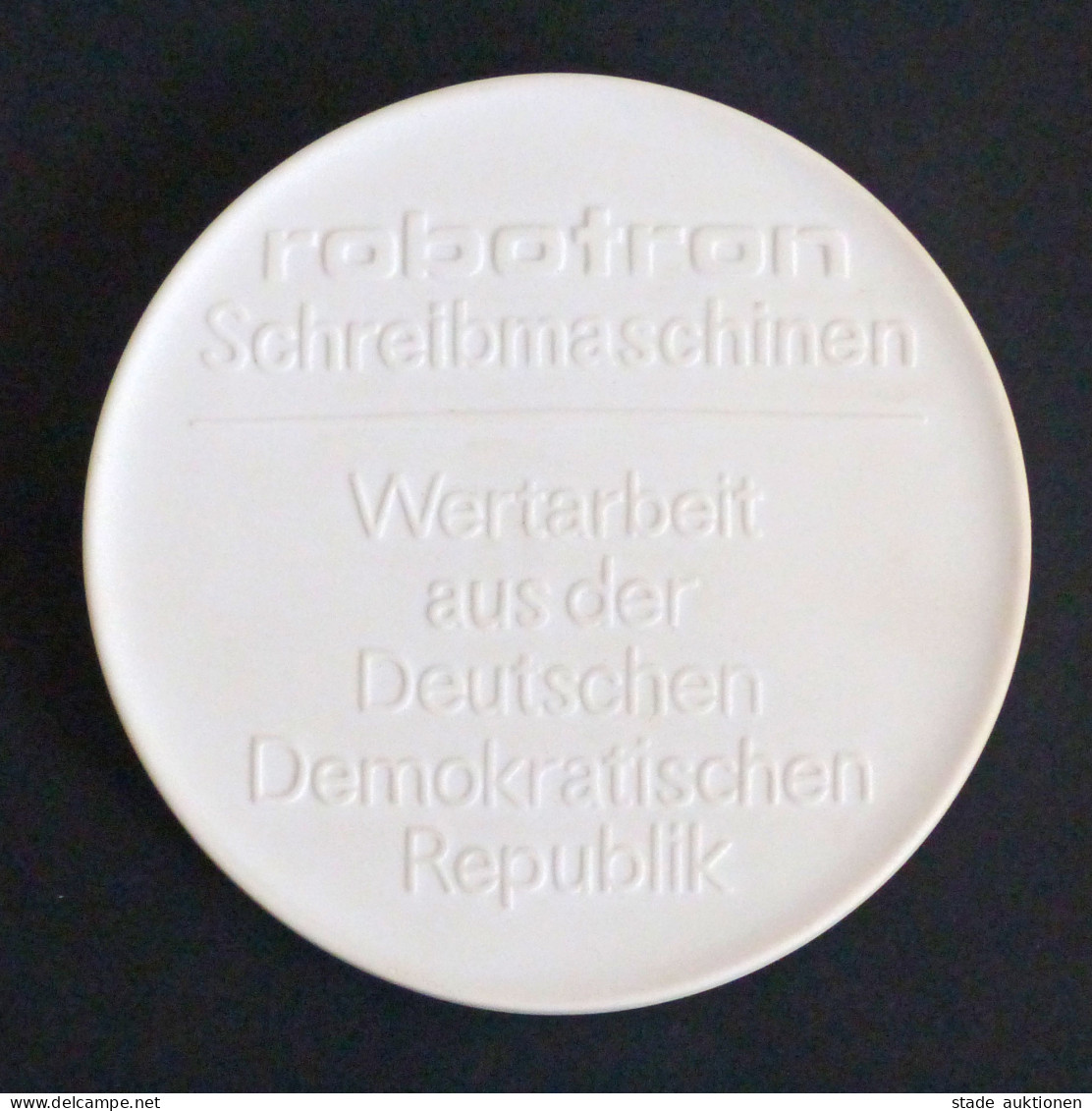 Politik DDR Orden Aus Meißner Porzellan, Robotron Schreibmaschinen, Durchm. 8cm 84gr. In Original-Schatulle - Ohne Zuordnung