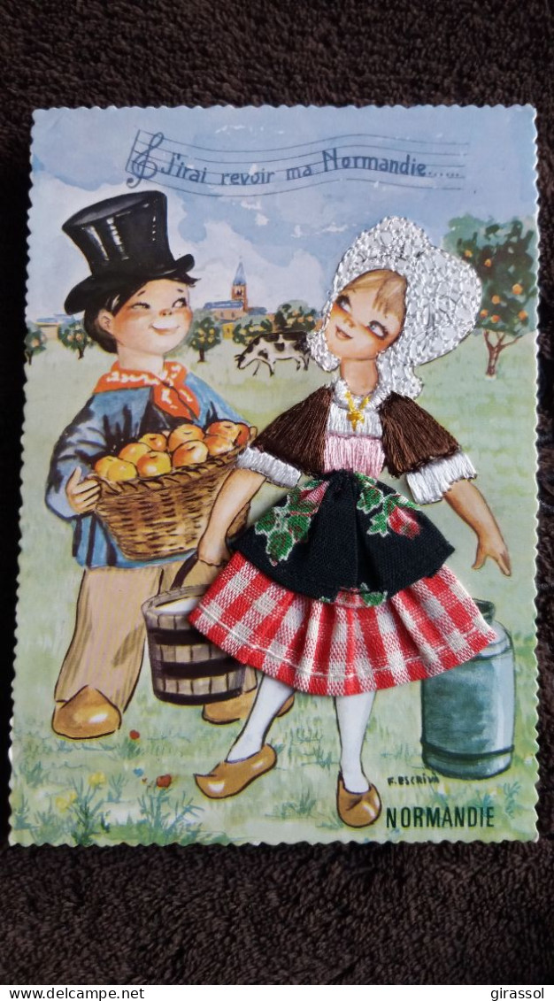 CPSM BRODEE FOKLORE FOLKLORIQUE COUPLE DESSIN ESCRIVA J IRAI REVOIR MA NORMANDIE ED VACANCES 1974 POMMES VACHES - Embroidered