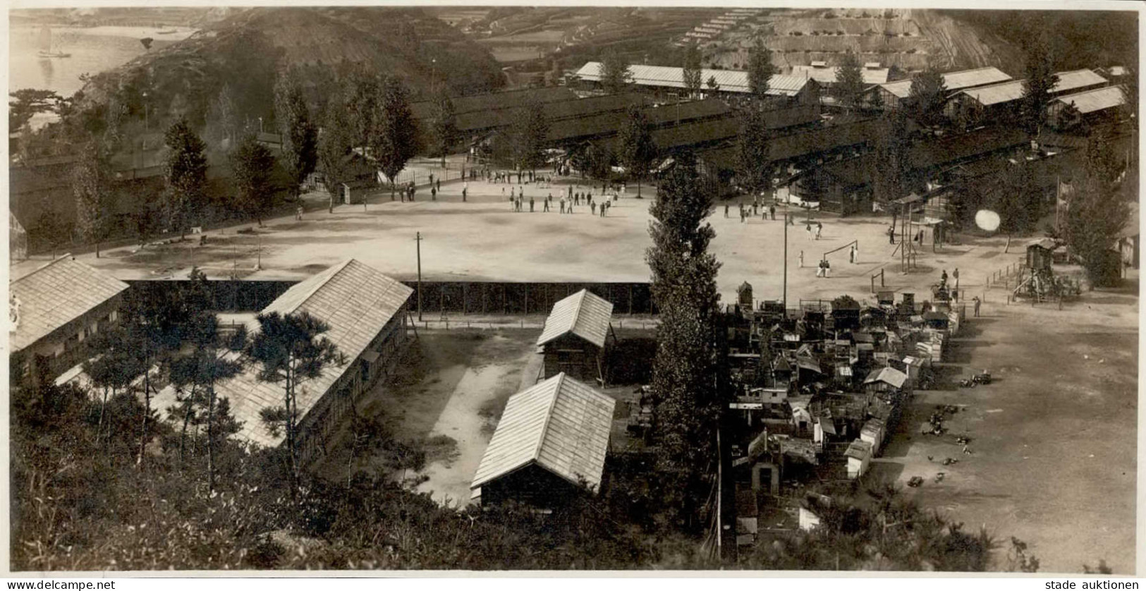 Kriegsgefangenenpost Aus Japan Ninoshima Originalfoto Des Lagers Hintergrund Sportplatz - Sonstige & Ohne Zuordnung