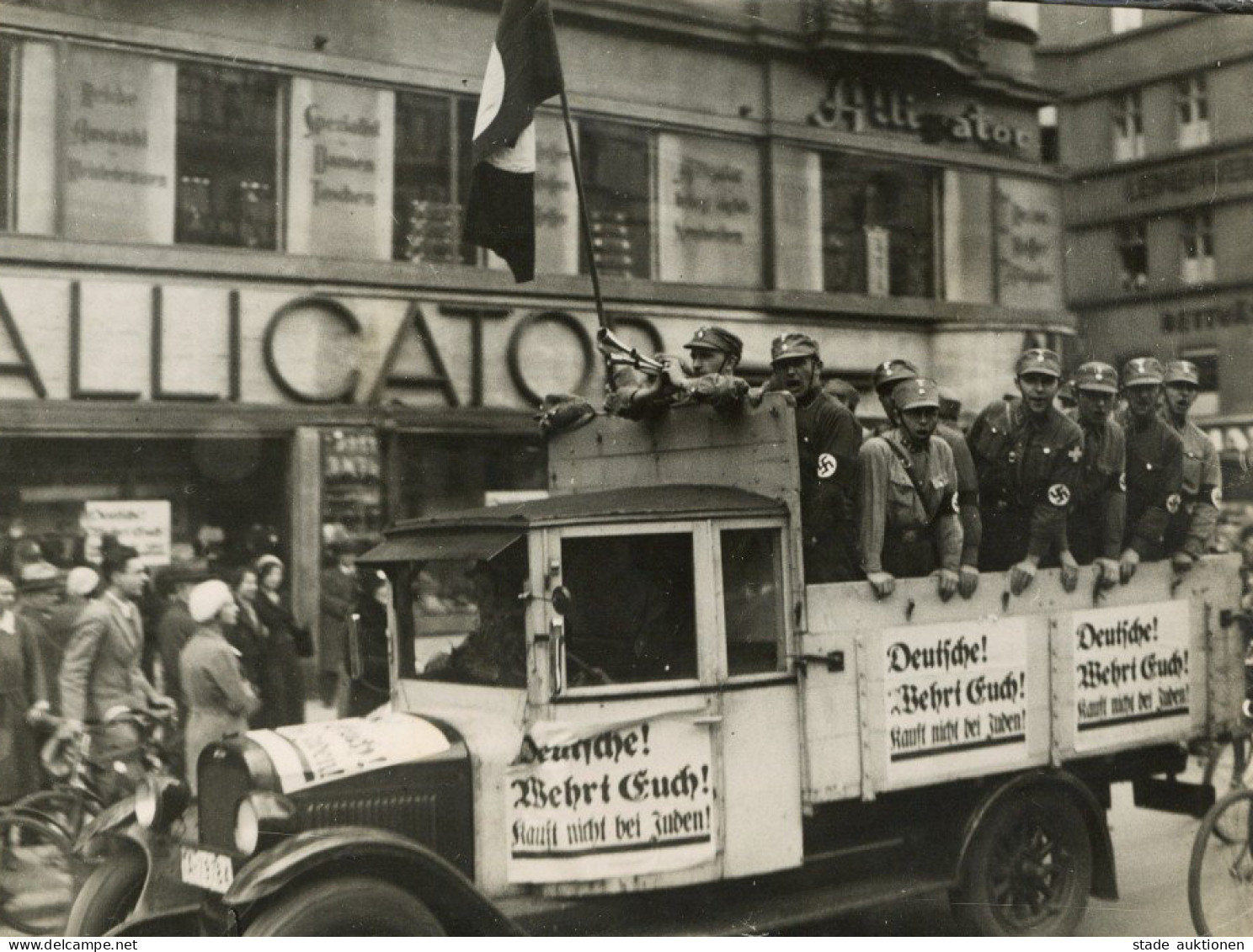 Judaika WK II Foto Mit Nationalsozialisten Besetzter Propagandawagen In Berlin Am 1. April 1933, 18x24 Cm II Judaisme - Judaika