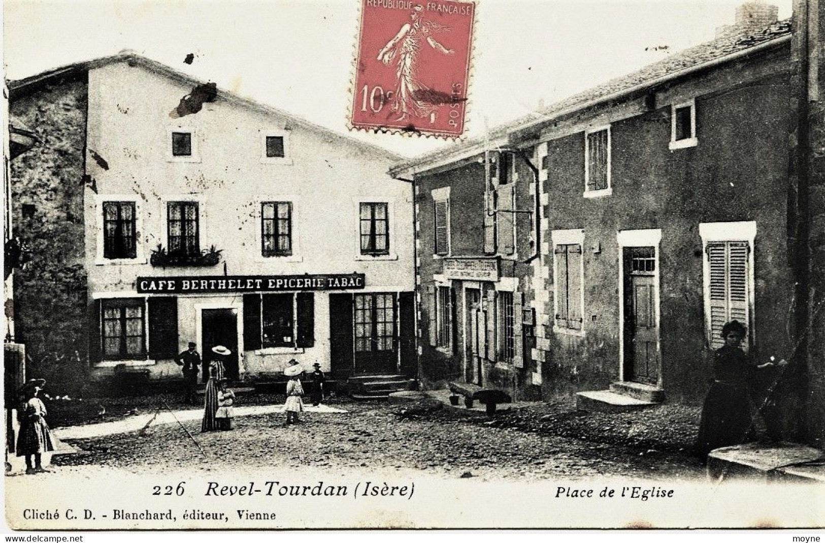 1791 -(38)  REVEL - TOURDAN  :   CAFE ,TABAC, EPICERIE  BERTHELET -   ANIMATION  PLACE DE L'EGLISE  - CIRCULEE EN 1907 - Autres & Non Classés