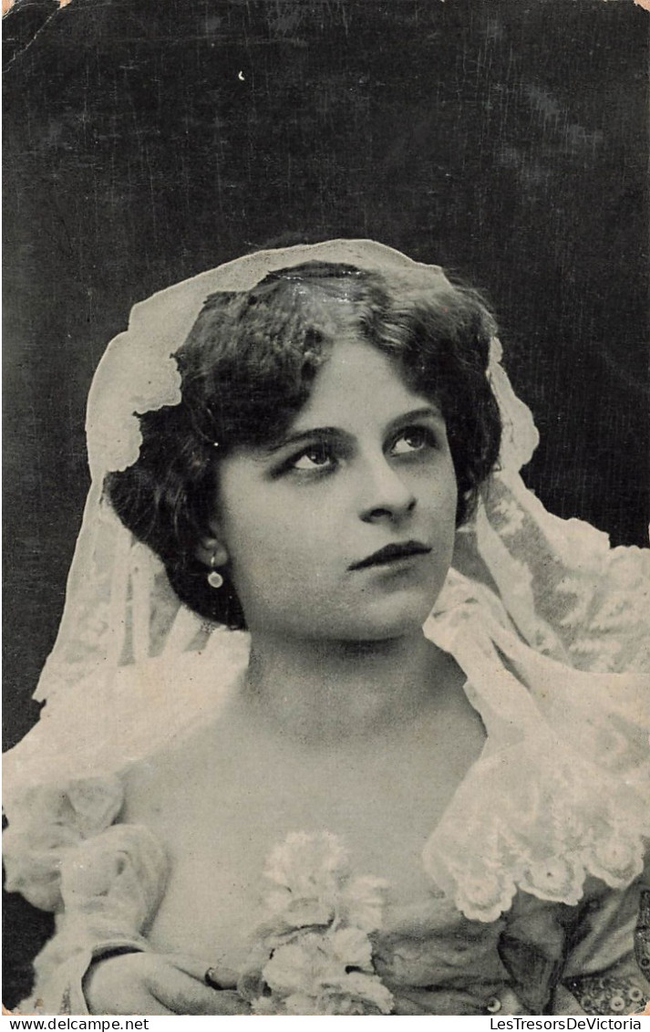 CARTE PHOTO - Femme - Robe - Pensive - Fleurs - Carte Postale Ancienne - Photographie