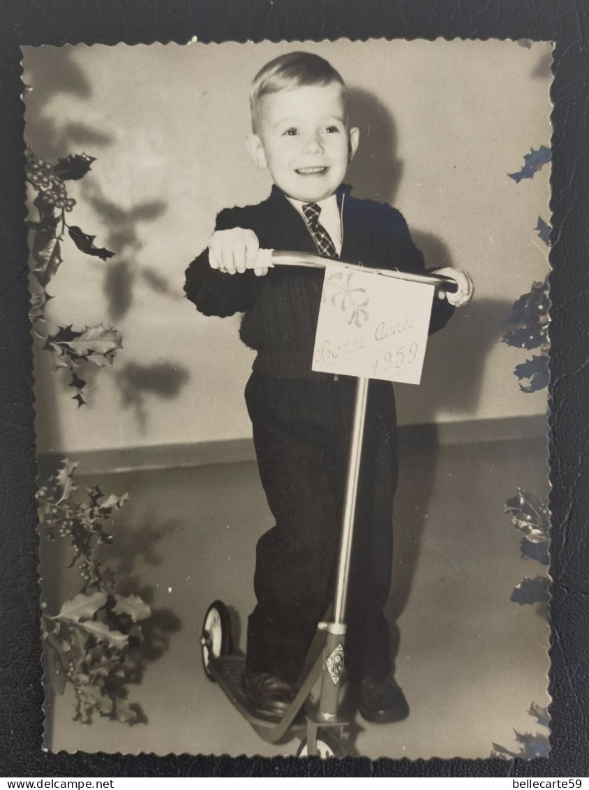 Photo Ancienne Petit Garçon Avec Sa Trottinette Bonne Année 1959 - Plaatsen