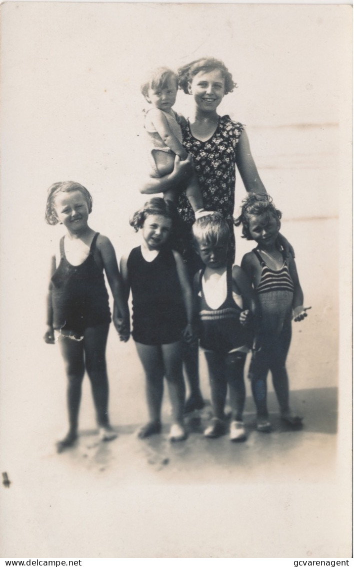 .    FOTOKAART.  MOEDER MET HAAR KINDEREN AAN ZEE     ZIE AFBEELDINGEN - Oostende