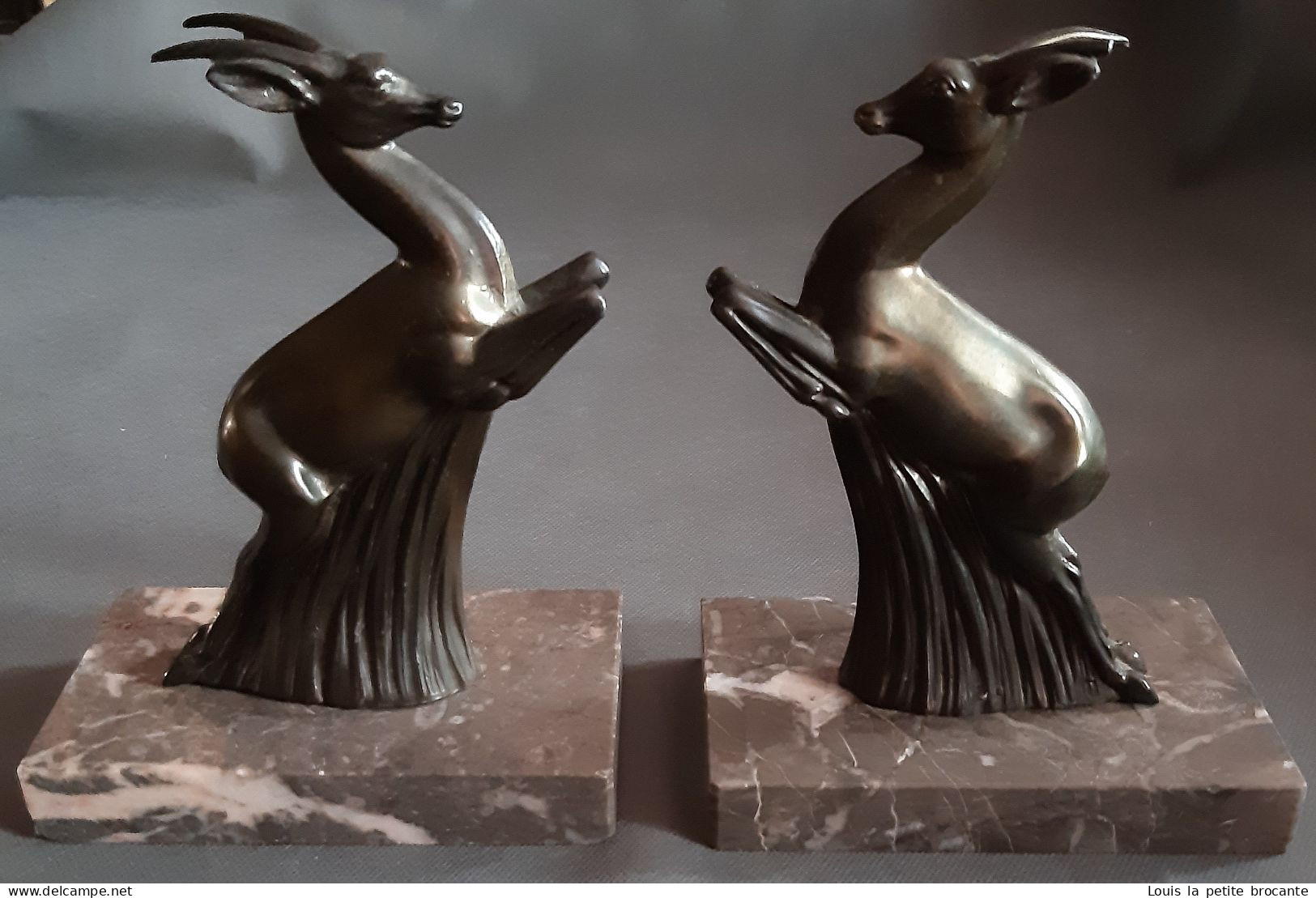 2 Serre-livres Art Déco, Gazelles En Régule Avec Belle Patine Bronze. Socle En Marbre Gris Homogène. - Andere & Zonder Classificatie