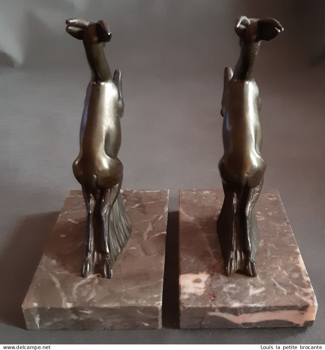 2 Serre-livres Art Déco, Gazelles En Régule Avec Belle Patine Bronze. Socle En Marbre Gris Homogène. - Otros & Sin Clasificación