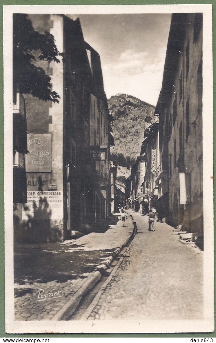 CPA Type Carte Photo -  HAUTES ALPES - BRIANCON  - GRANDE RUE (GRANDE GARGOUILLE) ET CROIX DE TOULOUSE DANS LE FOND - Briancon