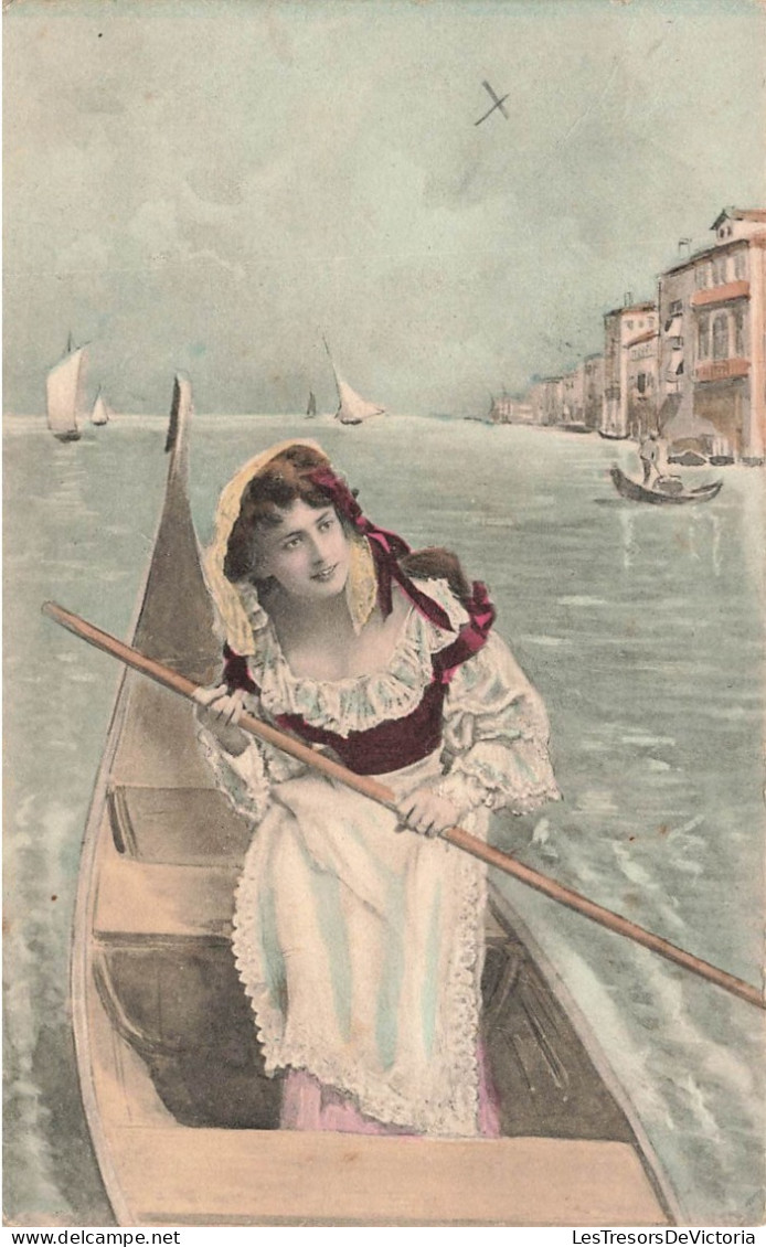 FANTAISIES - Femmes - Femme Dans Une Barque - La Mer - Bateaux - Colorisé - Carte Postale Ancienne - Mujeres