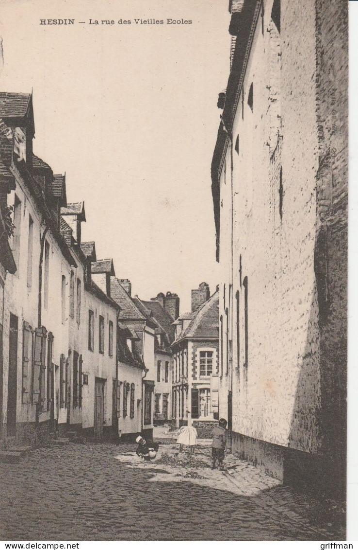 HESDIN LA RUE DES VIEILLES ECOLES 1904 TBE - Hesdin