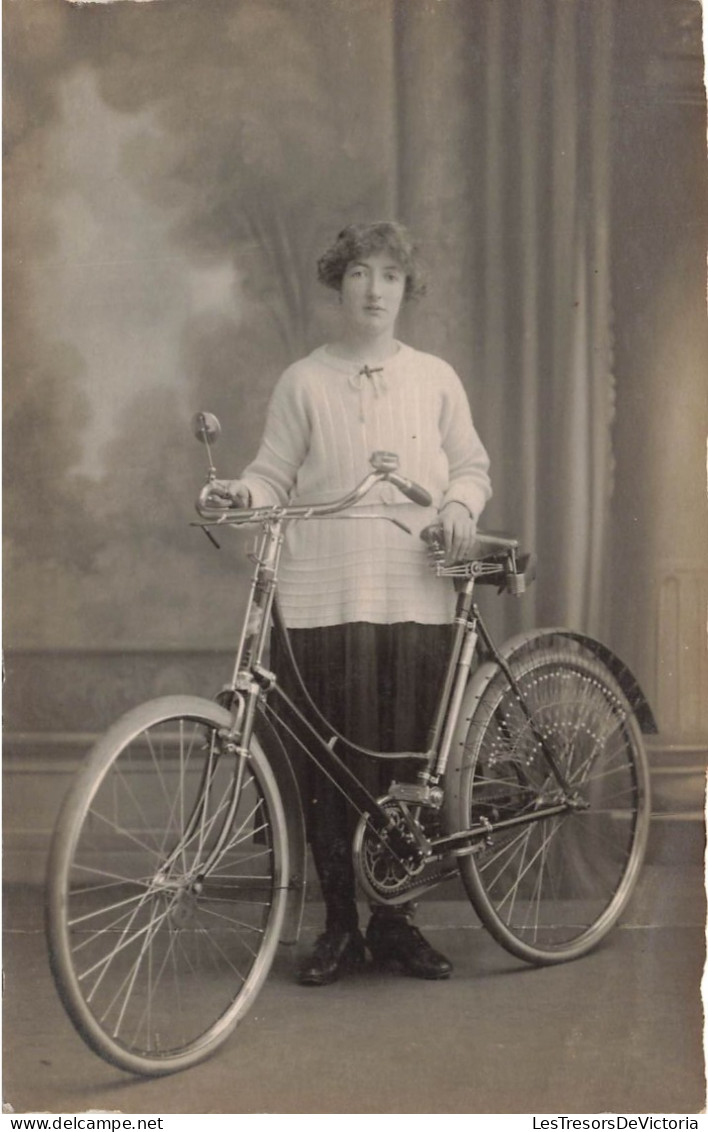 CARTE PHOTO - Femme - Byciclette - Portrait - Carte Postale Ancienne - Photographs