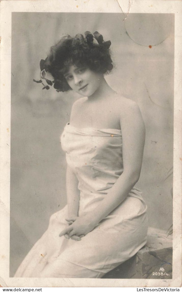 CARTE PHOTO - Femme - En Robe - Portrait - Carte Postale Ancienne - Photographs