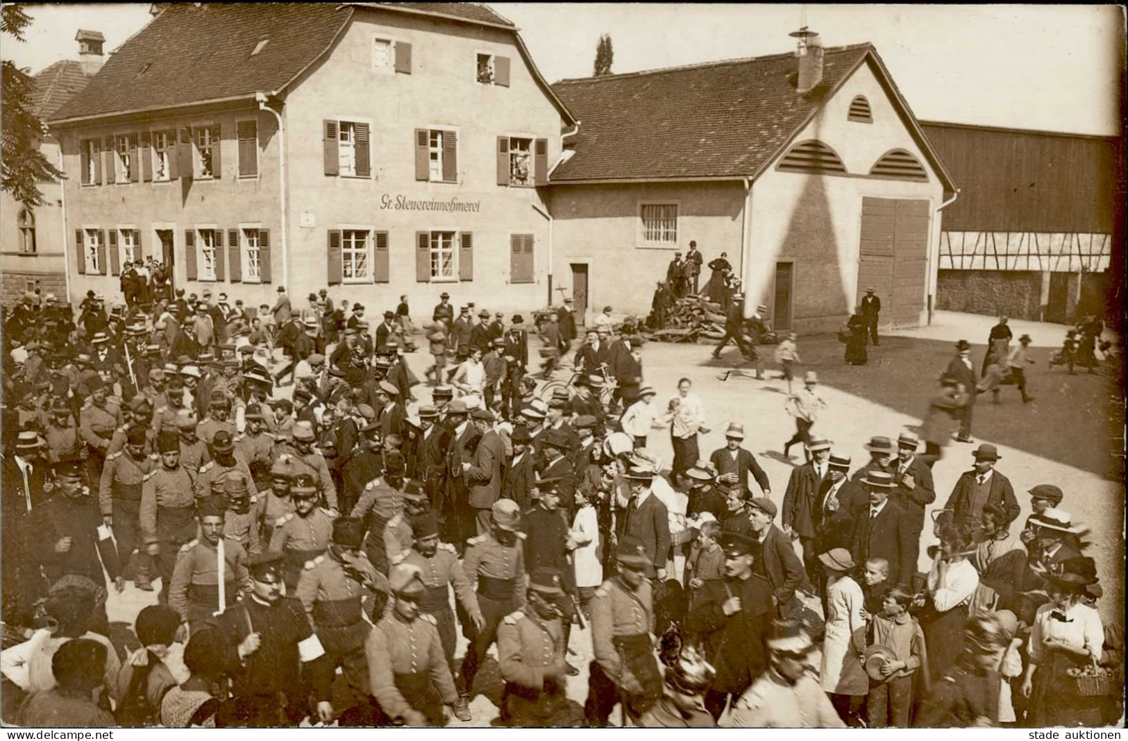 Lörrach (7850) Kriegsgefangene Vor Der Großen Steuereinnehmerei Foto-AK 1914 I-II - Loerrach
