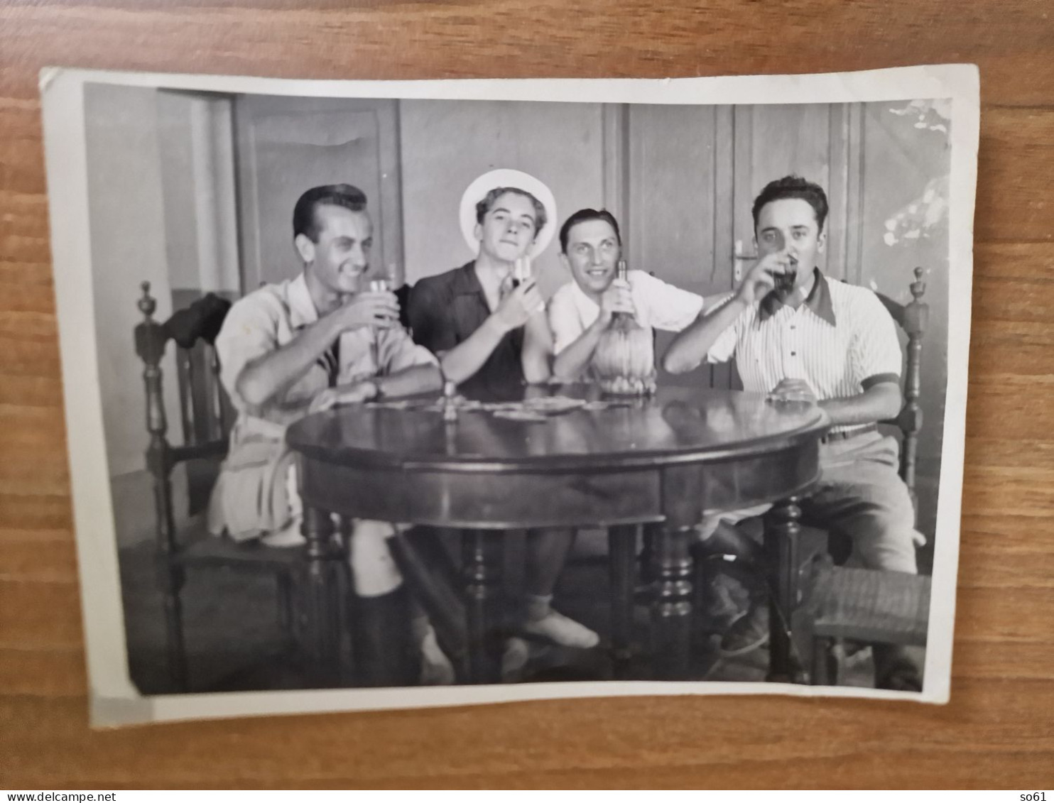 19323.  Fotografia D'epoca Uomini In Posa A Tavola Che Bevono Vino Fiasco Aa '60 Italia - 18x13 - Anonieme Personen