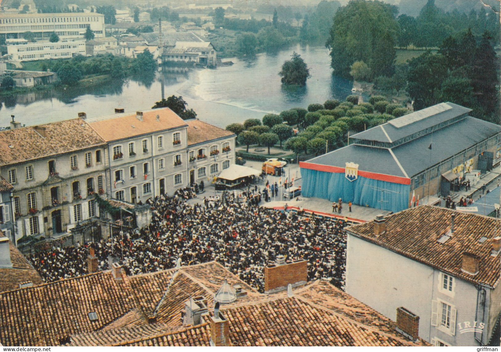 CONFOLENS VUE DE LA FOULE AU MOMENT DU FESTIVAL INTERNATIONAL DE FOLKLORE VUE AERIENNE CPSM 10X15 TBE - Confolens