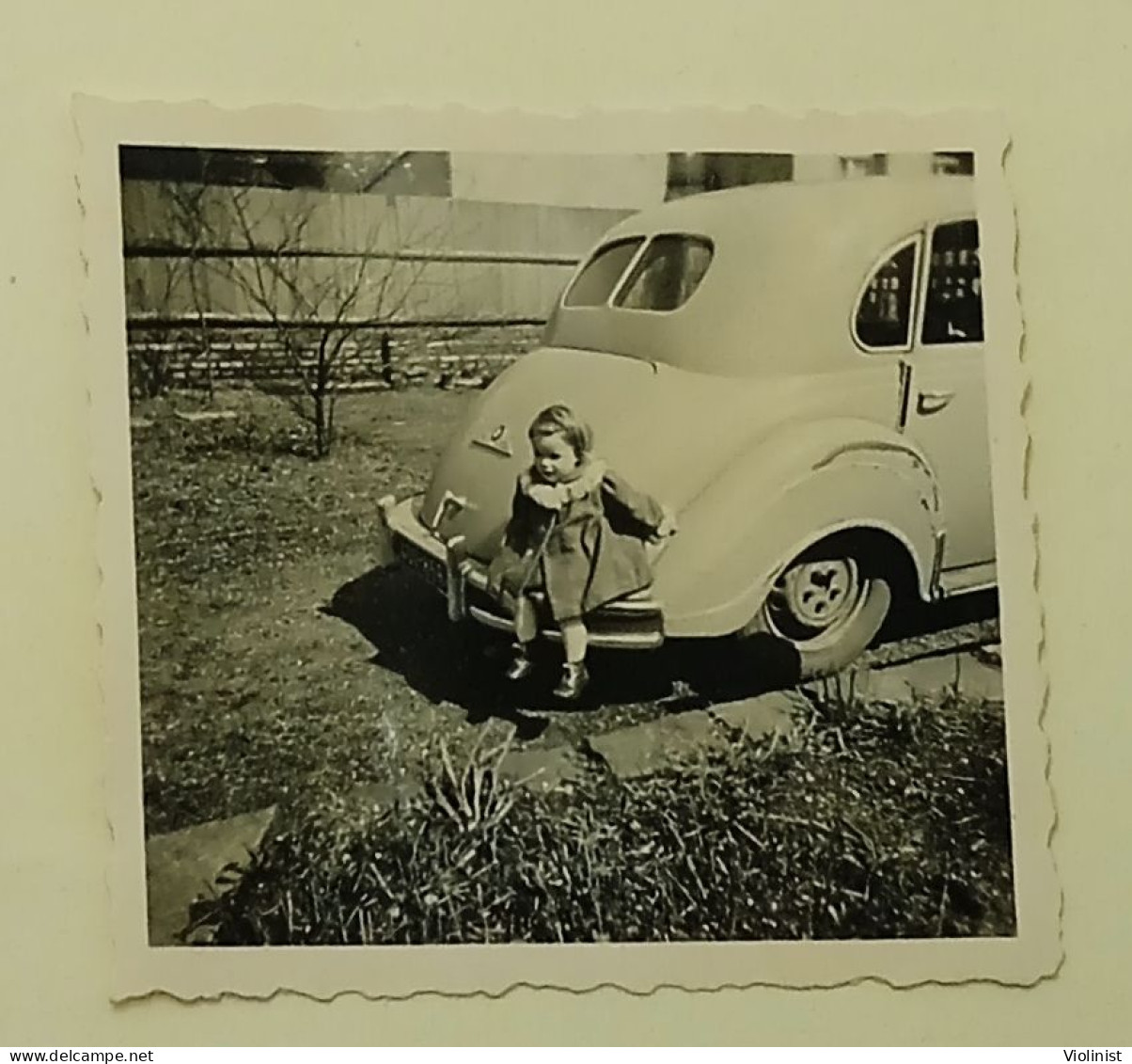 A Little Girl At The EMW BMW 340-2 Limousine Car - Automobili