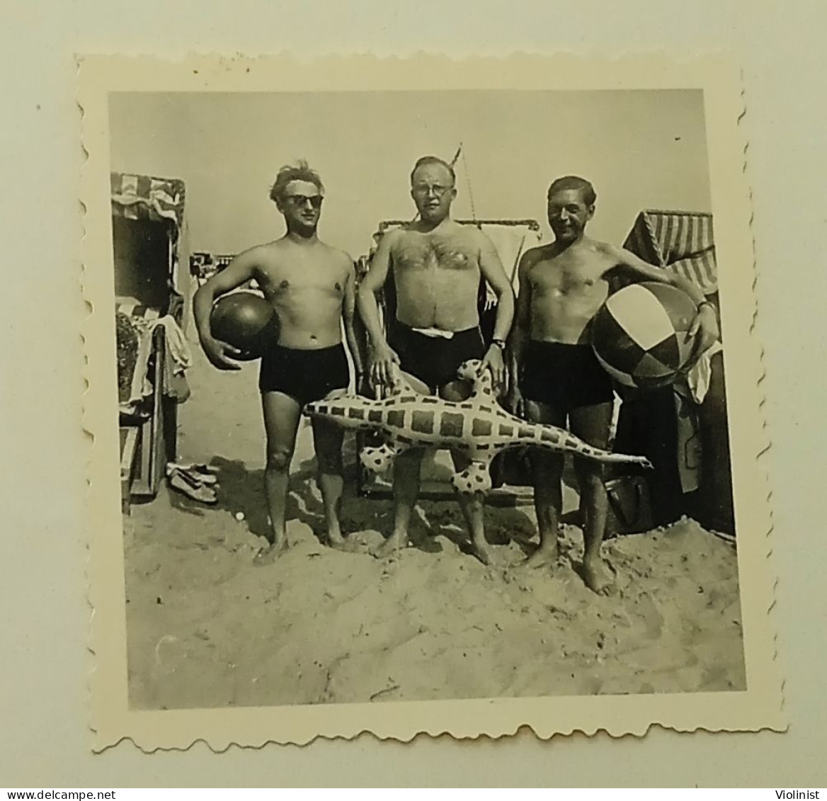 Three Men With A Crocodile On The Beach - Photo Jahnig, Göhren, Rügen - Persone Anonimi