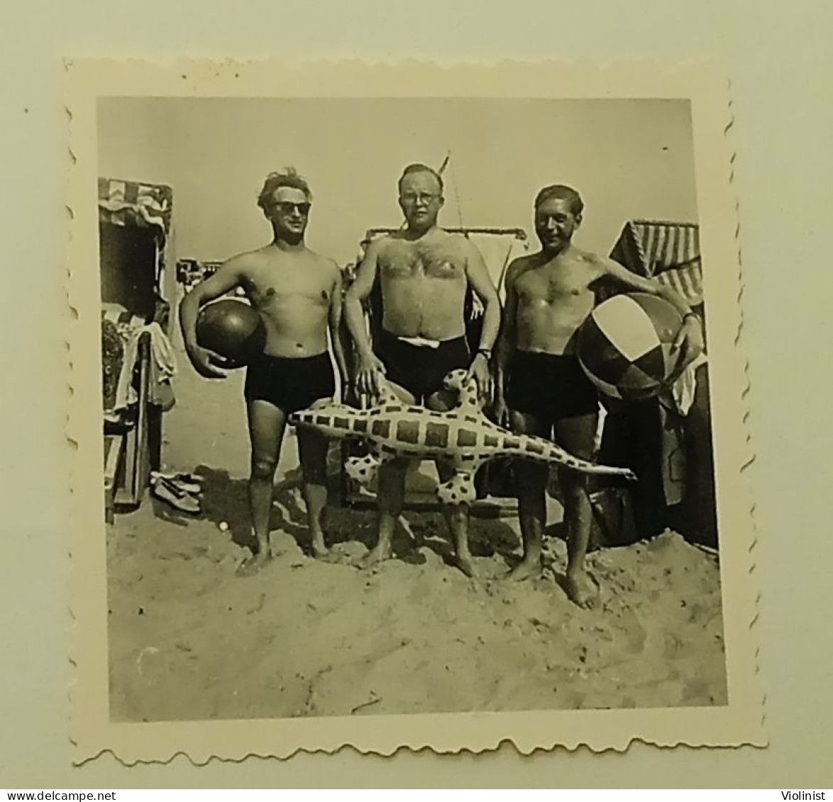 Three Men With A Crocodile On The Beach - Photo Jahnig, Göhren, Rügen - Persone Anonimi