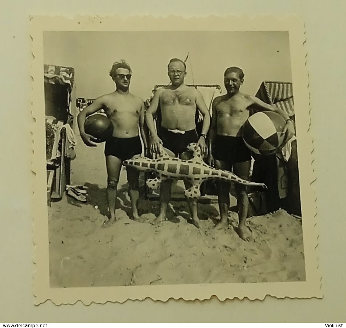 Three Men With A Crocodile On The Beach - Photo Jahnig, Göhren, Rügen - Persone Anonimi