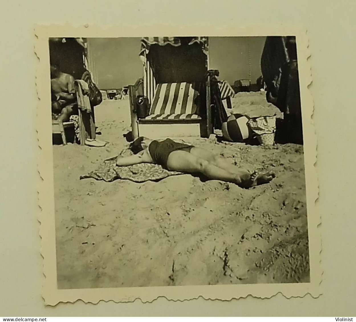 A Woman Sleeps While Sunbathing On The Beach - Photo Jahnig, Göhren, Rügen - Persone Anonimi