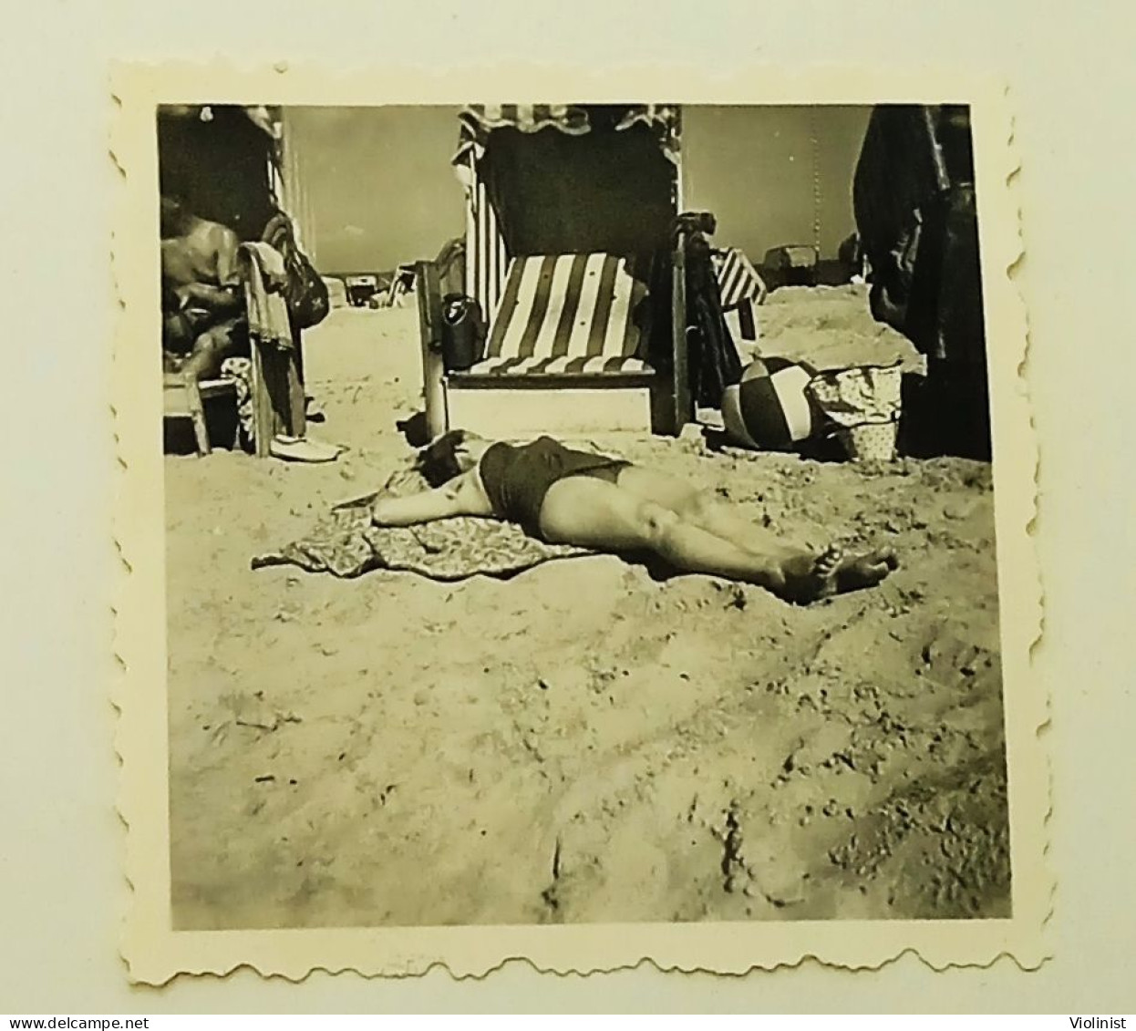 A Woman Sleeps While Sunbathing On The Beach - Photo Jahnig, Göhren, Rügen - Persone Anonimi