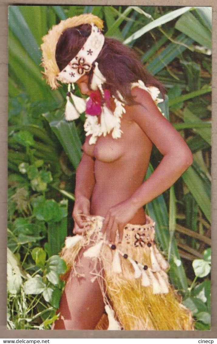 CPSM POLYNESIE FRANCAISE TAHITI - Essayage De Costumes De Danse Ou " More " TB FEMME NUE SEINS NU - Polynésie Française