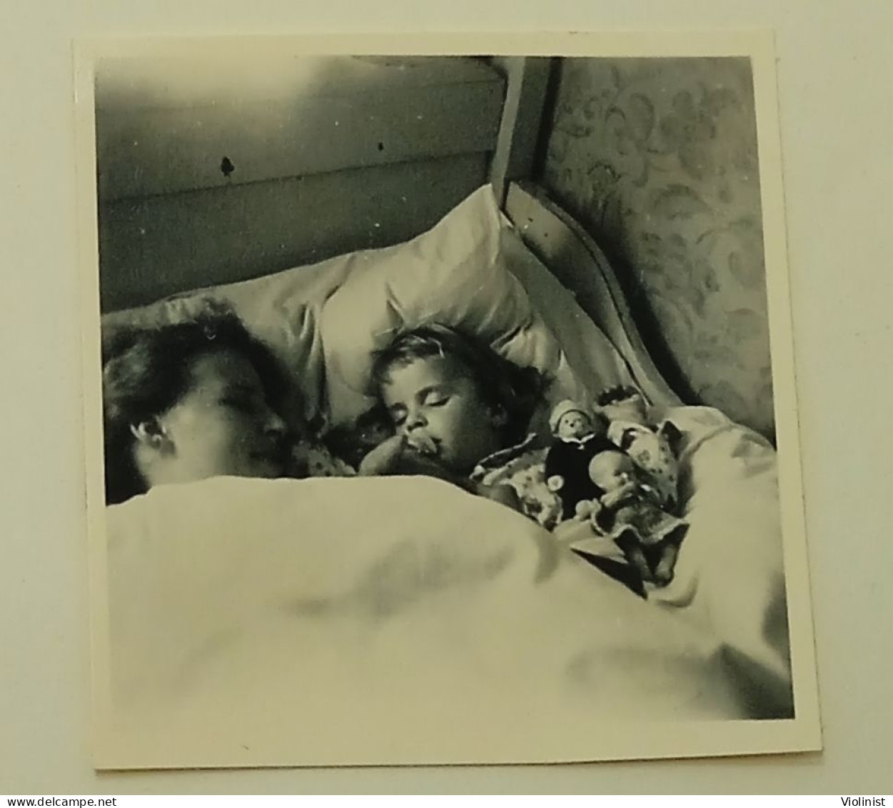 A Little Girl And A Woman Are Sleeping Sweetly In Bed - Personnes Anonymes