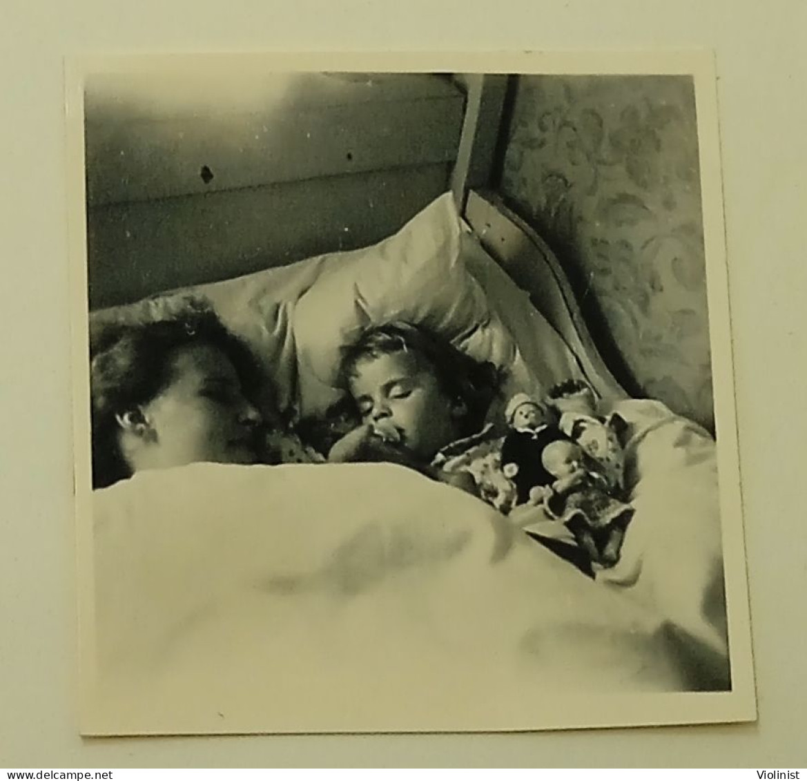 A Little Girl And A Woman Are Sleeping Sweetly In Bed - Personnes Anonymes
