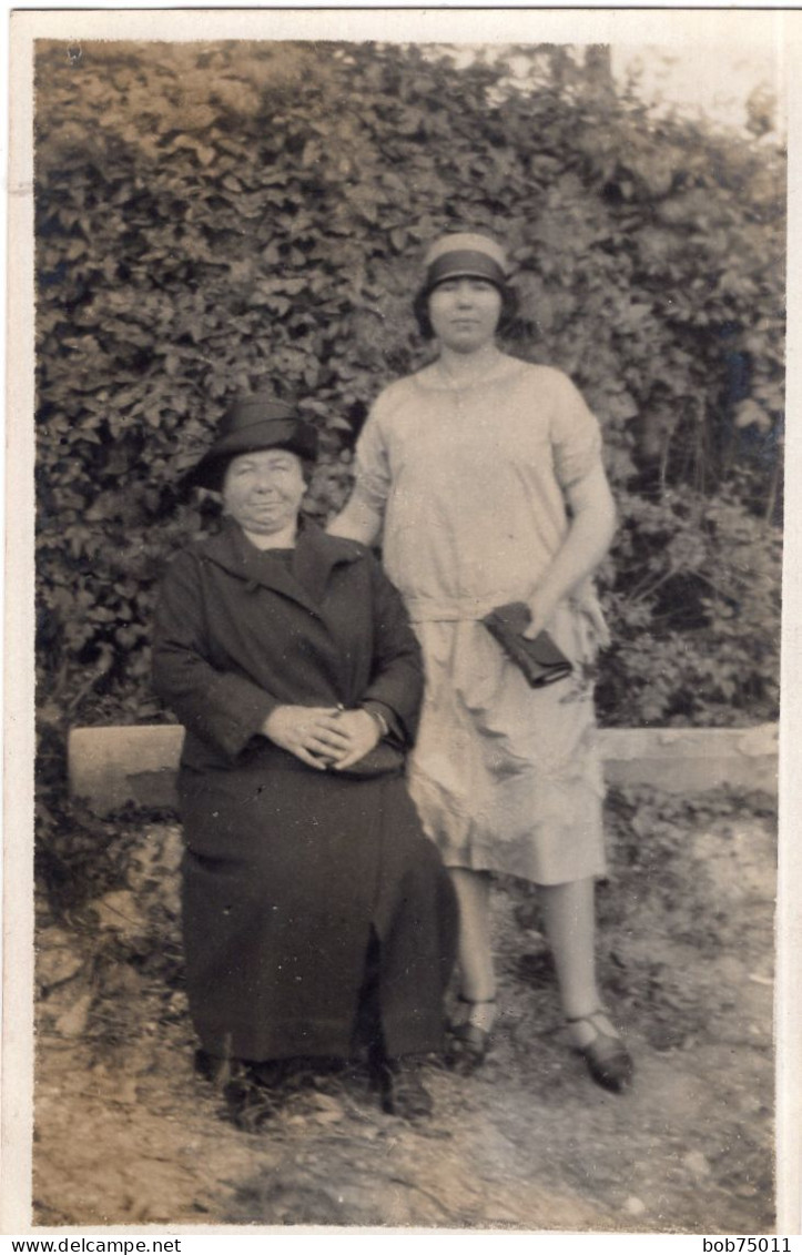 Carte Photo De Deux Femmes Posant A La Campagne Vers 1920 - Personnes Anonymes