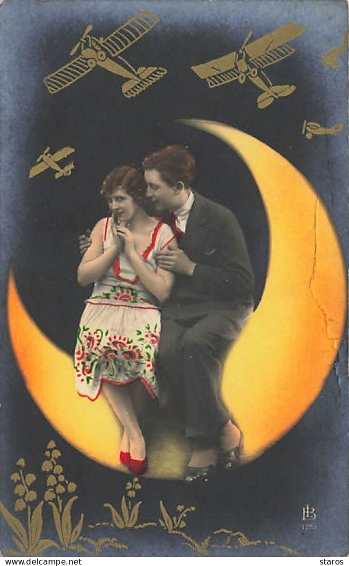 Fantaisie - Couple Assis Sur Un Croissant De Lune - Avions - Surréalisme - Sonstige & Ohne Zuordnung