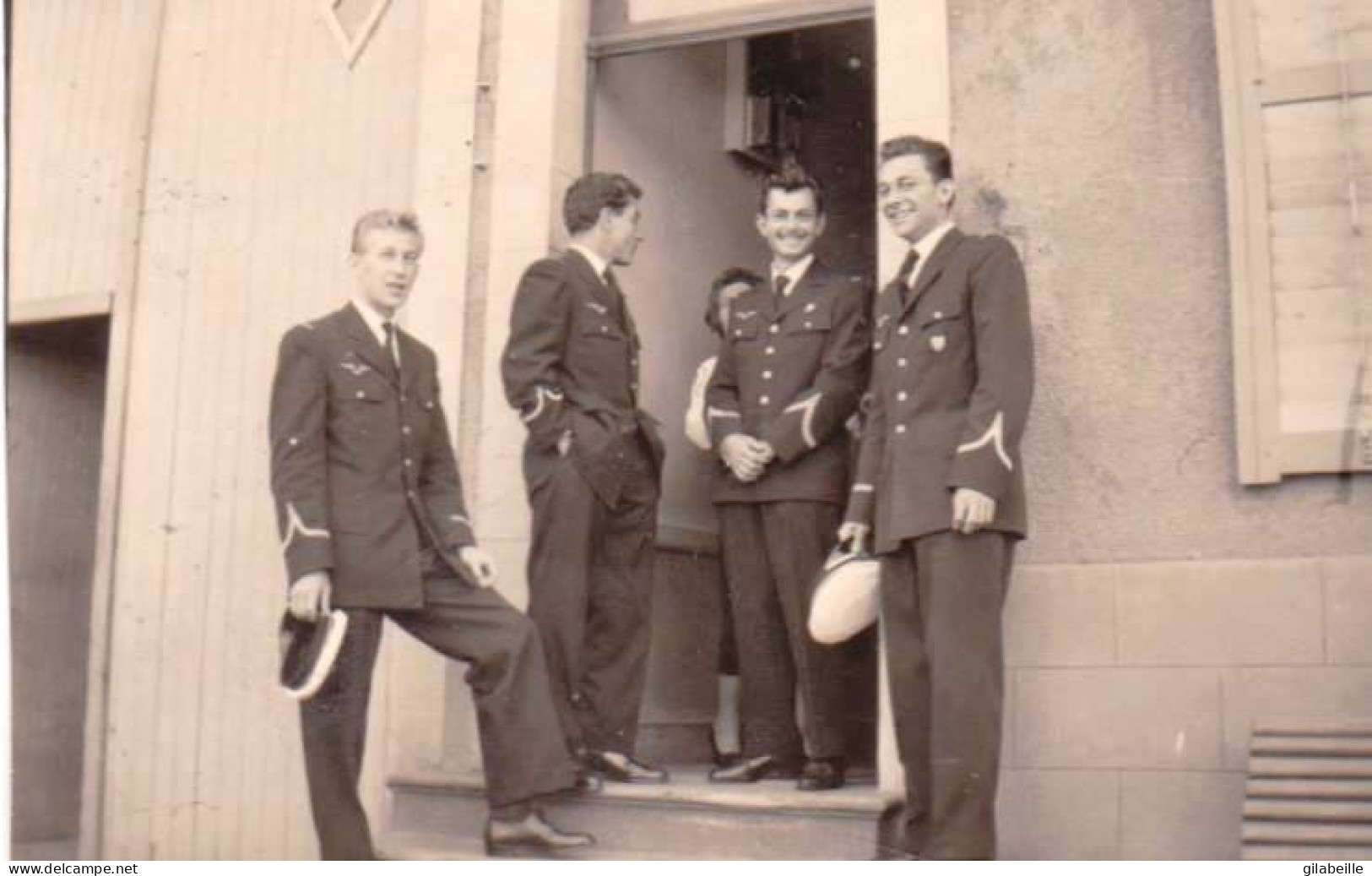 Petite Photo Originale - 1957 - DOMEVRE Sur VEZOUZE - Militaires Devant La Mairie - Jour De Mariage - Plaatsen