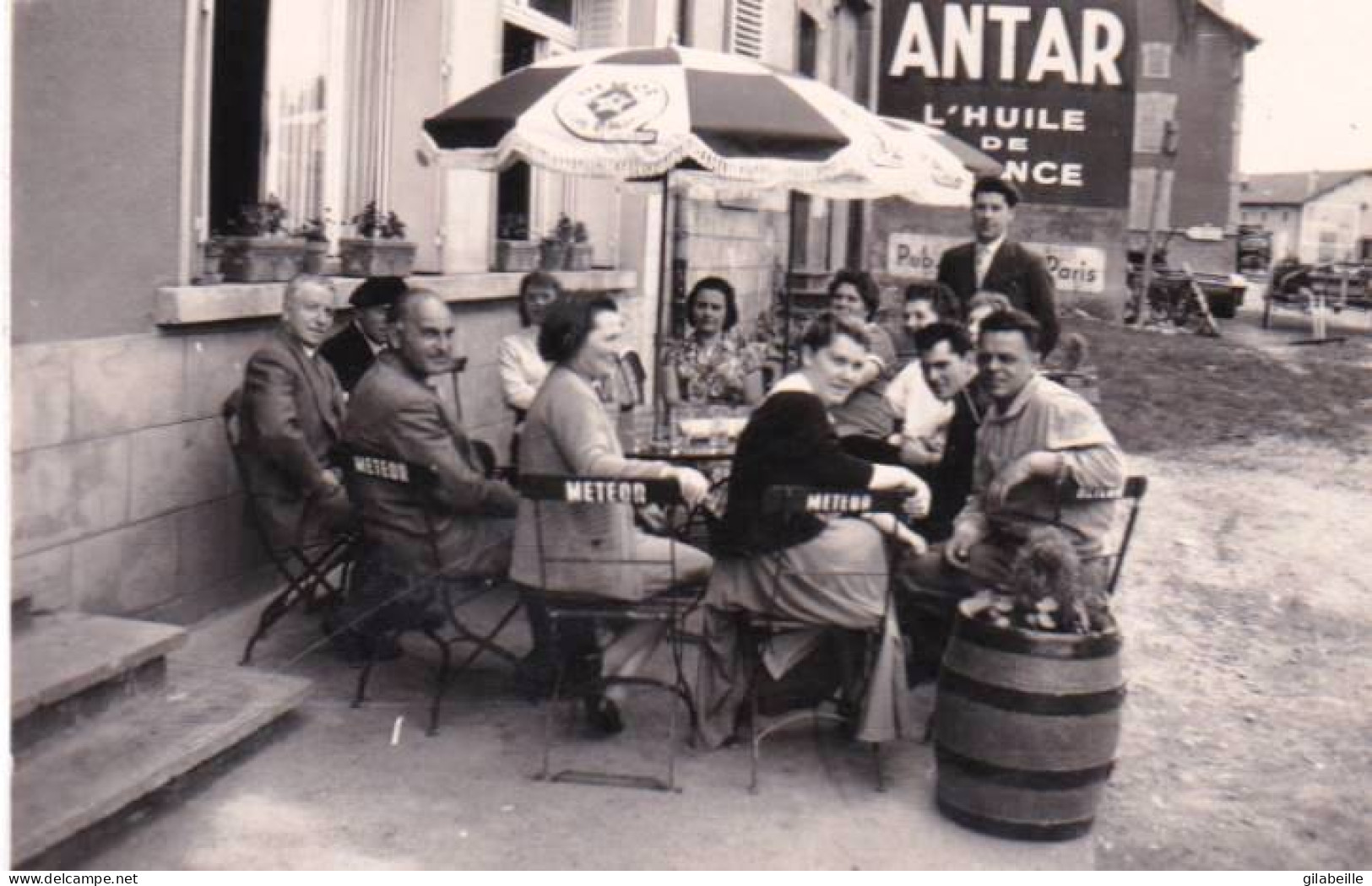 Petite Photo Originale - 1957 - DOMEVRE Sur VEZOUZE - A La Terrasse Du Café Sur La Place Du Village - Lieux