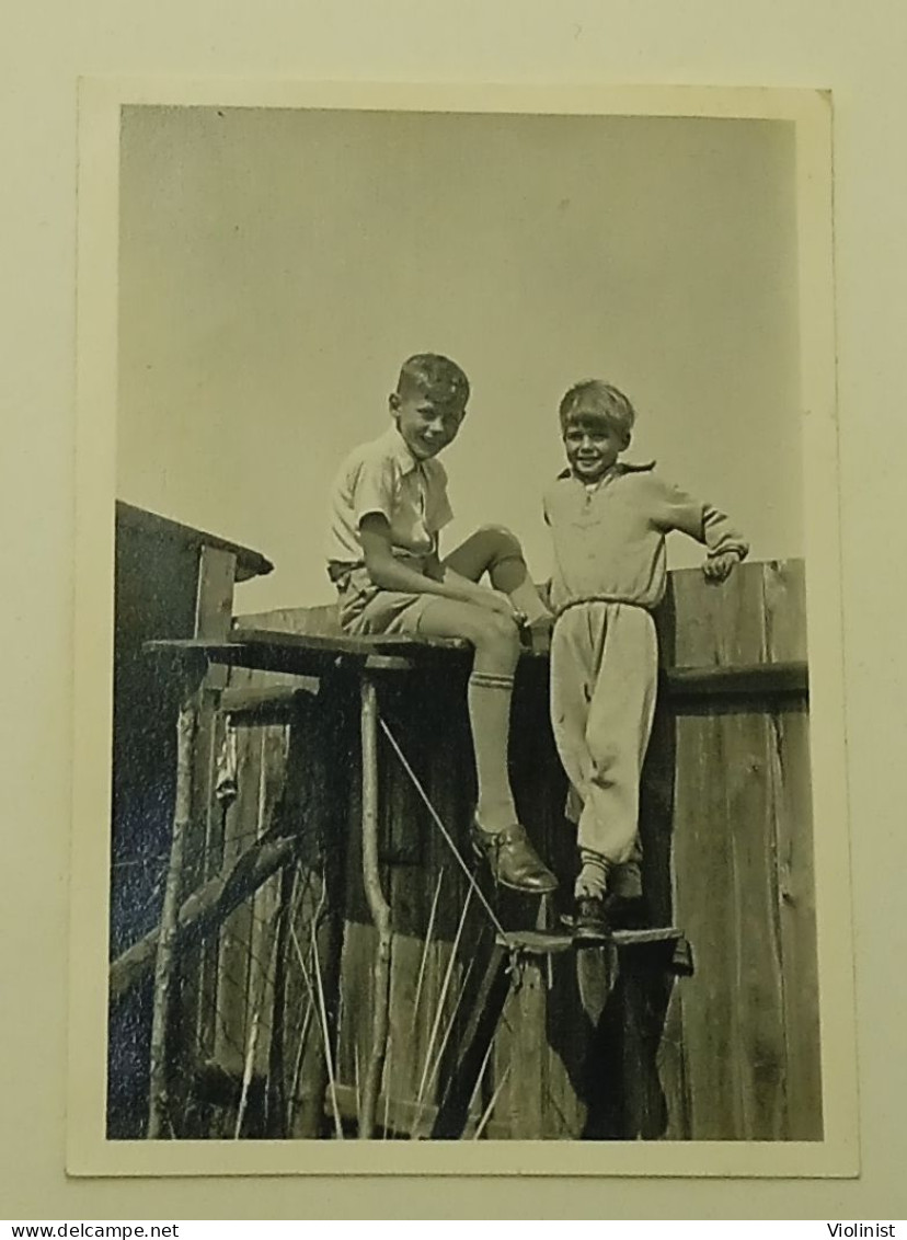 Two Boys On A Wooden Fence - Anonieme Personen