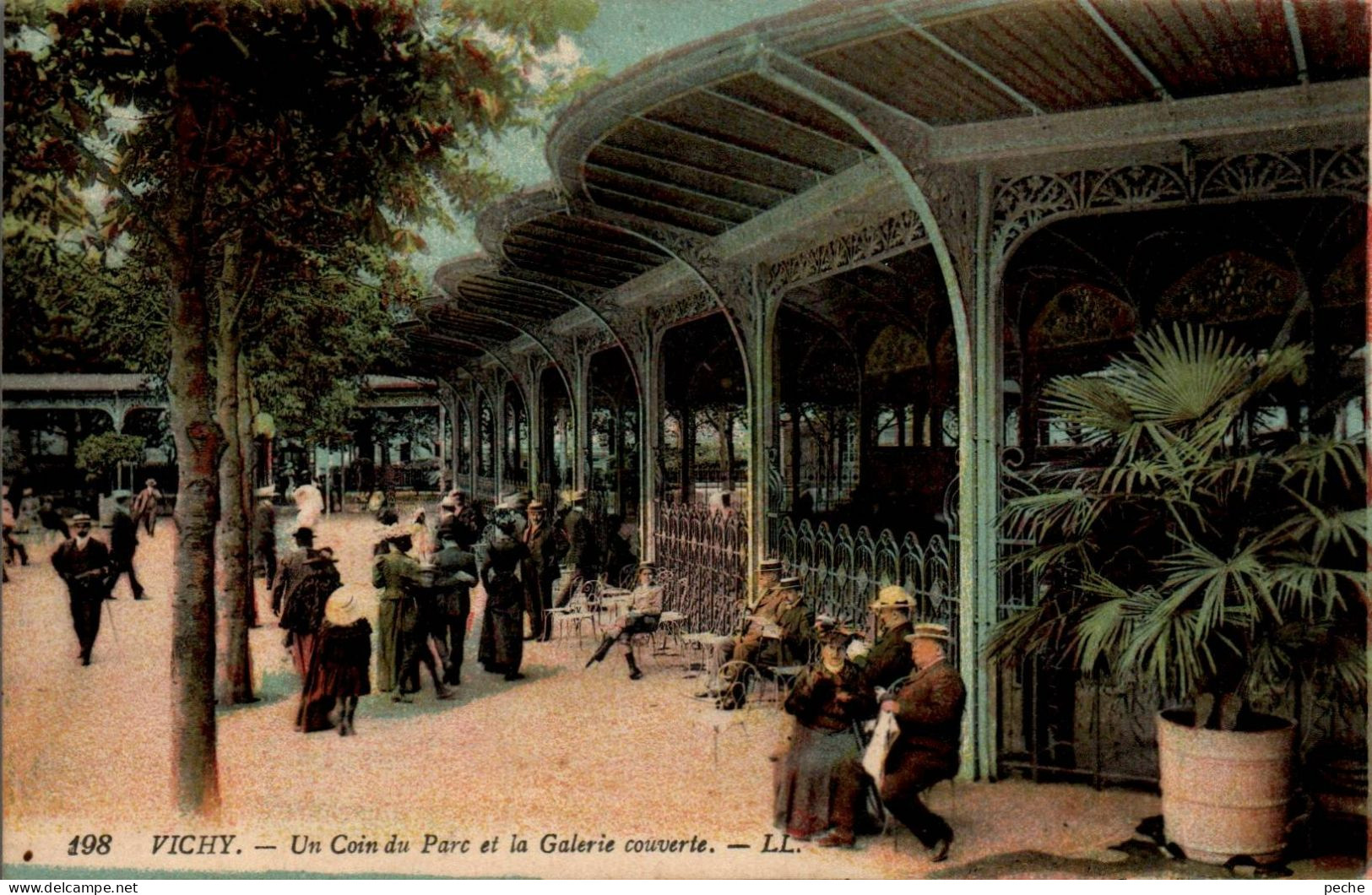 N°924 W -cpa Vichy -un Coin Du Parc Et La Galerie Courverte- - Vichy