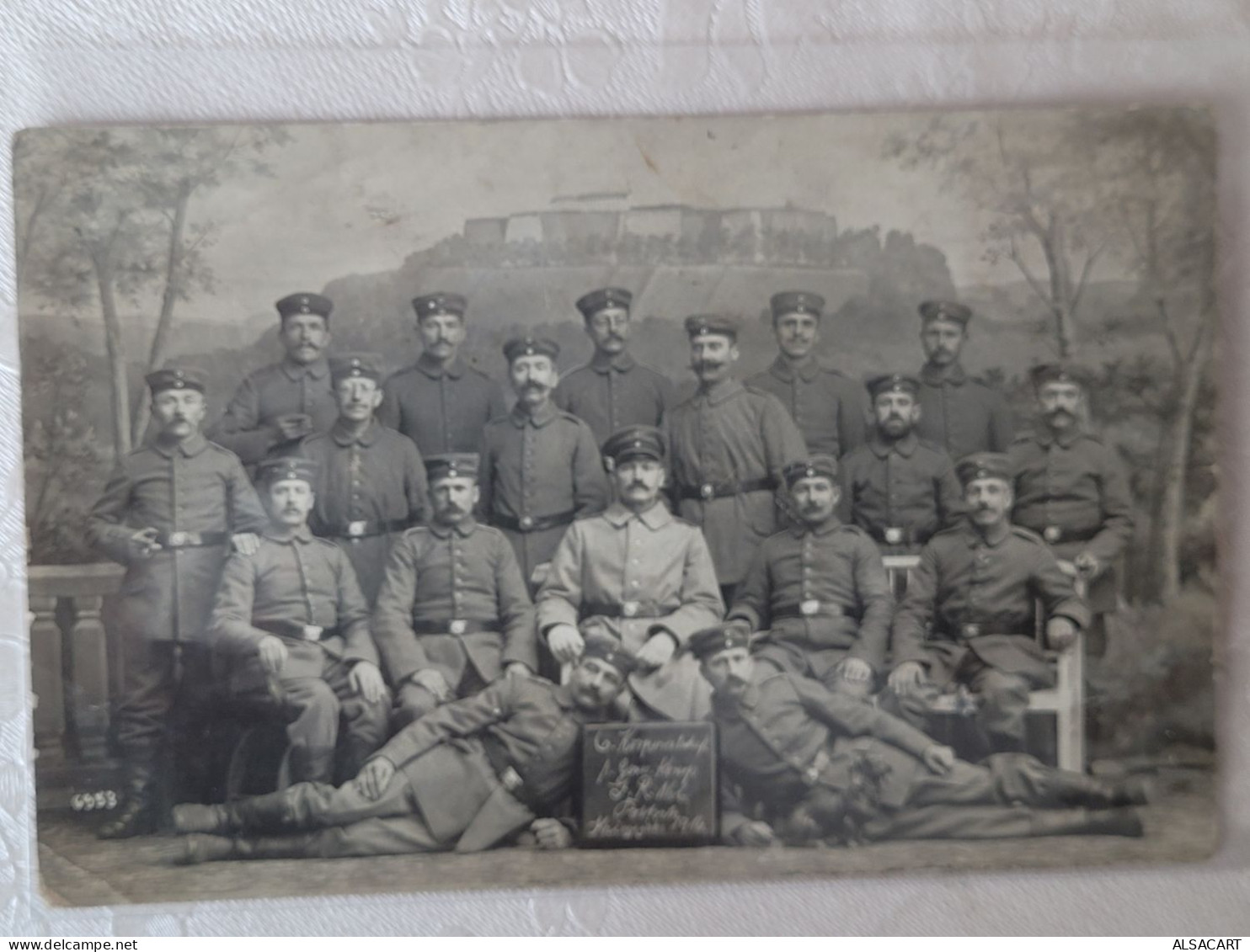 Carte Photo ,  Bitche   Troupe 1916 , Avec La Citadelle , Photo Montage ? - Bitche