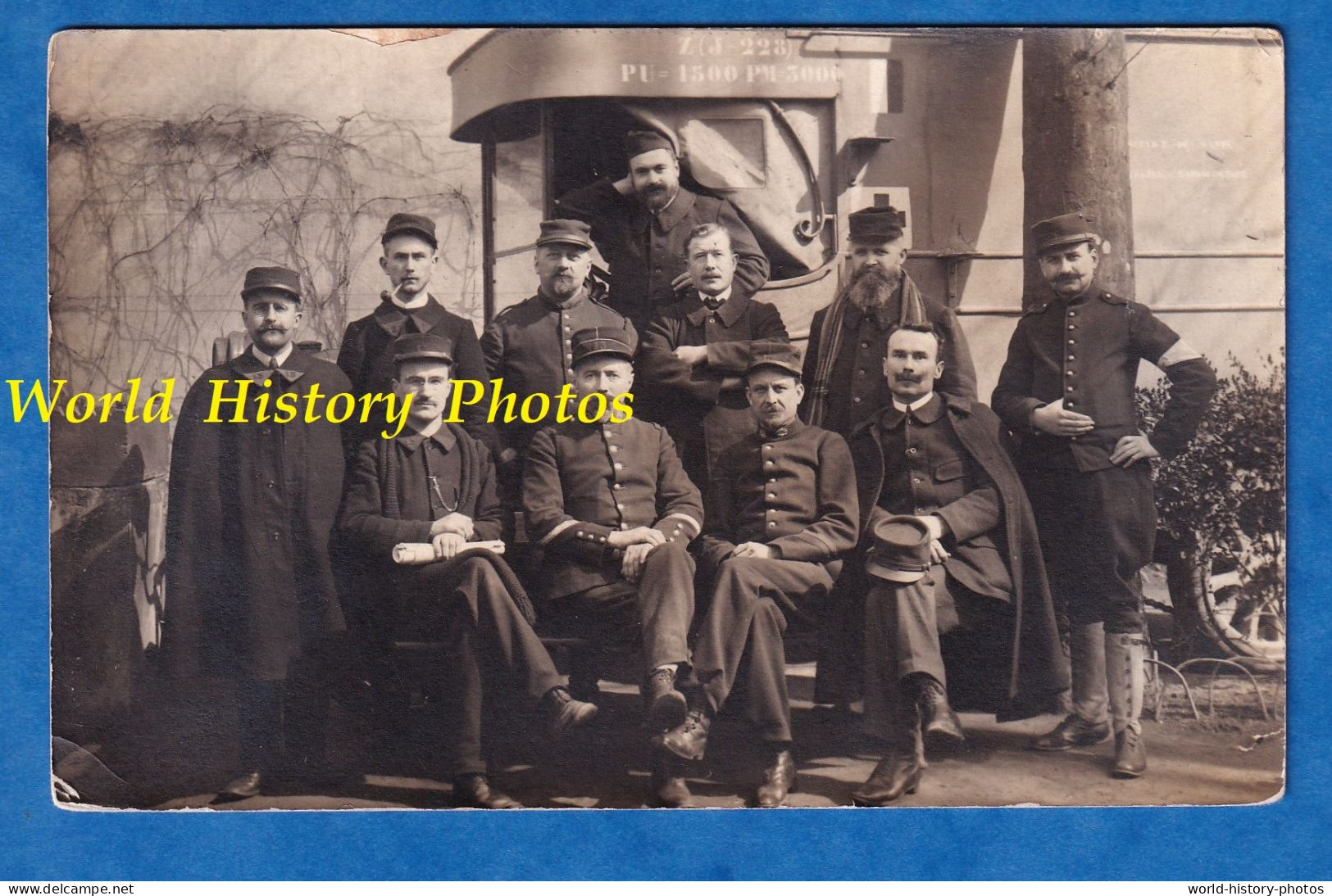 CPA Photo - Beau Portrait Militaire Service De Santé Devant Un Camion / Ambulance ? 13 Sur Le Col - Médecin Médical WW1 - Guerre 1914-18