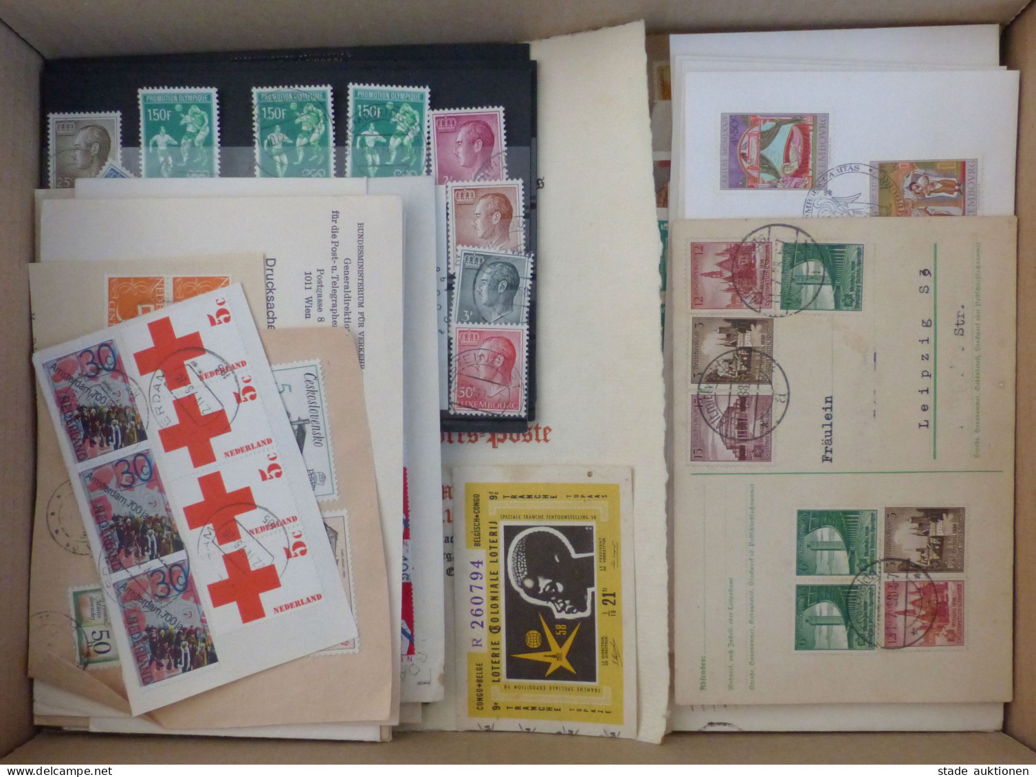 WuKi Kleine Schachtel Mit Losen Briefmarken U. Ein Paar Belege Alle Welt Von Alt Bis Neu - Sammlungen (ohne Album)