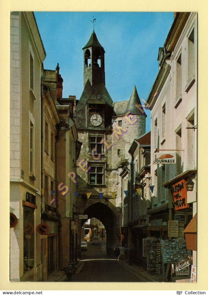 37. AMBOISE – La Rue Nationale Et La Tour De L'Horloge (animée) (voir Scan Recto/verso) - Amboise