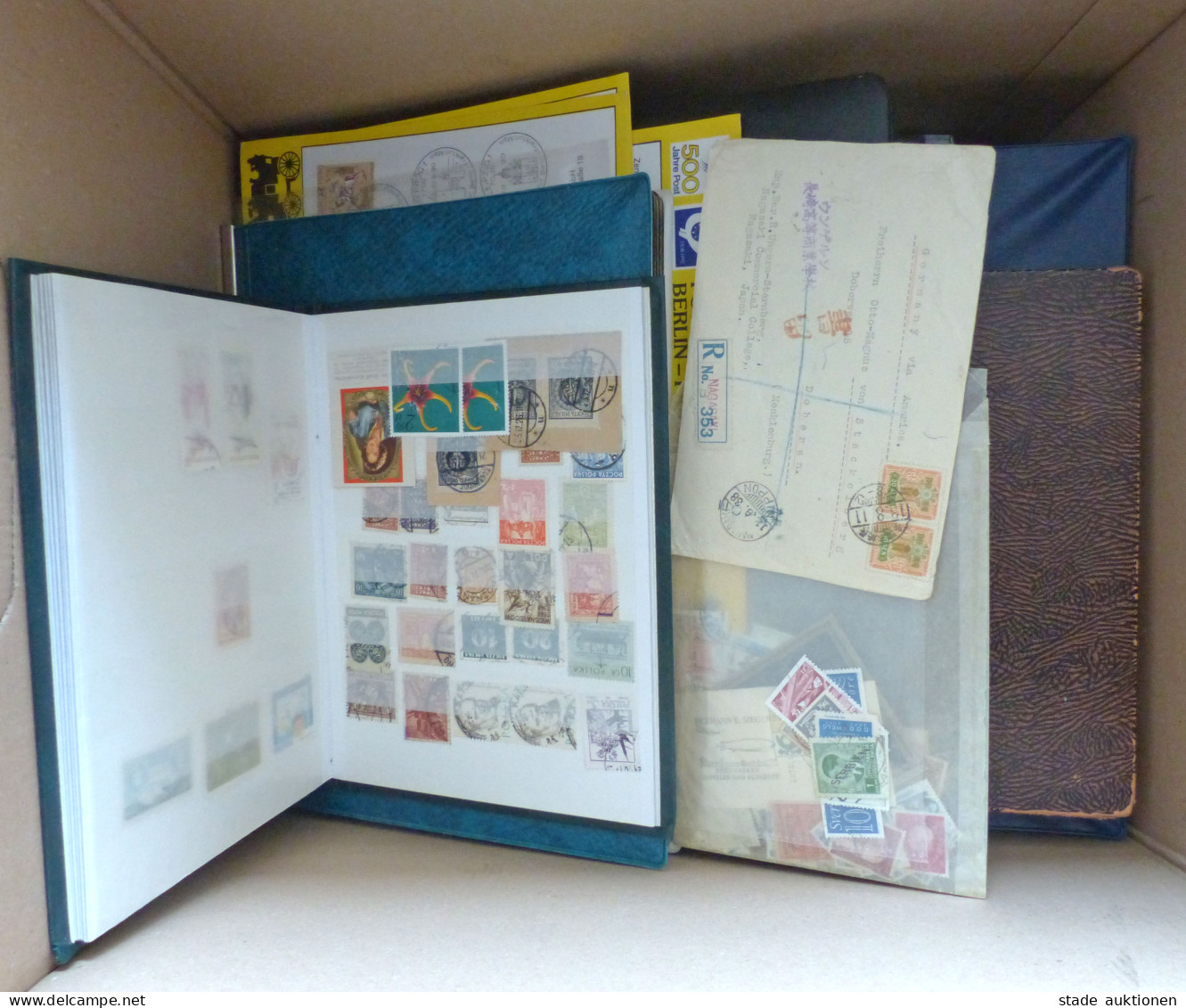 Großer Karton Mit Mehreren Sammlungsteilen Europa U. Alle Welt, Sehr Viel Altmaterial Vor 1945, U.a. Alte Schaubek-Schwa - 100 - 499 Postales