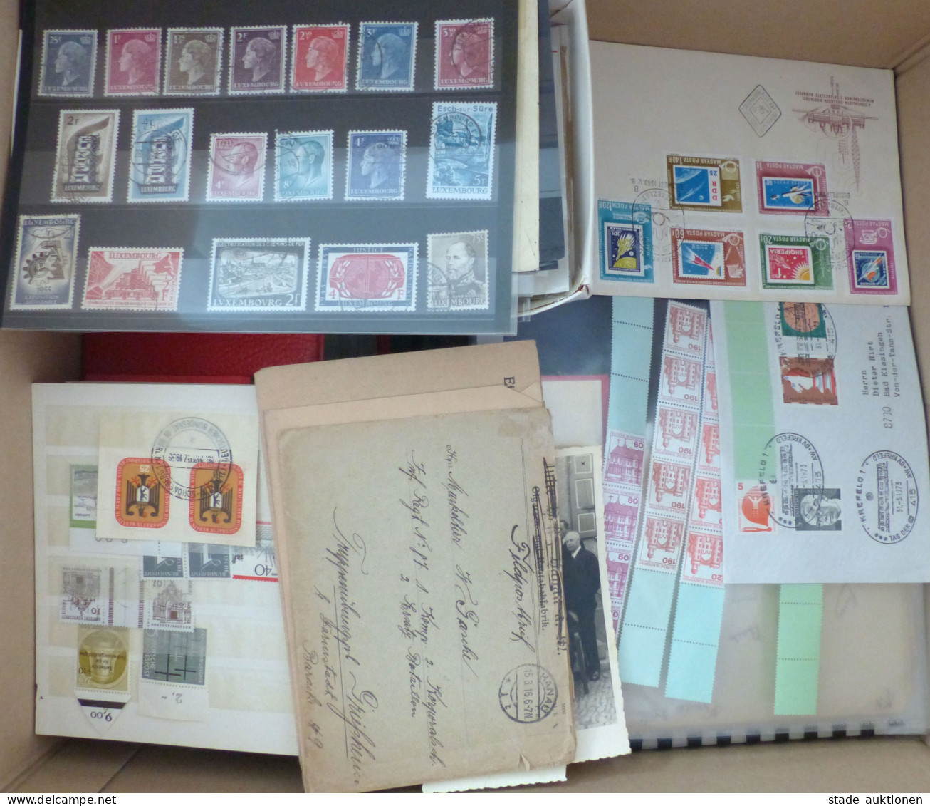 WuKi Wunderkiste Philatelie Im Großen Karton, Mit Material Alle Welt, Briefmarken Auf Briefstücken, Lose Marken In Tüten - 100 - 499 Postcards